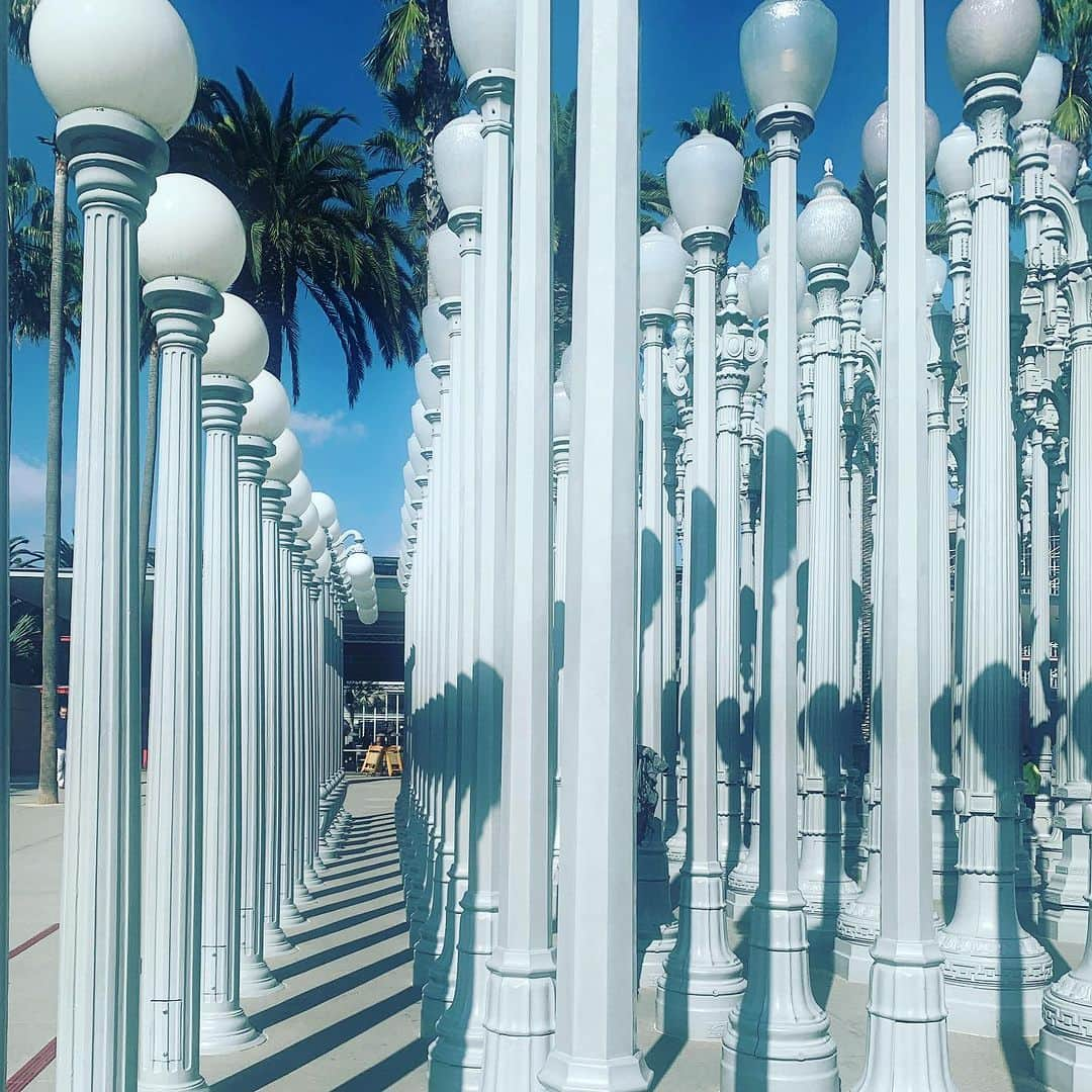 小林エリカのインスタグラム：「Los Angeles County Museum of Art (LACMA) @lacma !  Japan Foundation LA @jflalc でのイベントでご一緒するLACMAのassociate curator of Japanese Art のRika Hiroさんにご案内いただきました。石にまつわる展示も私は興味津々でしたし、「編む」をとりあげた展示（とくに女性たちの編むも多く）がすごく良かったです！！」