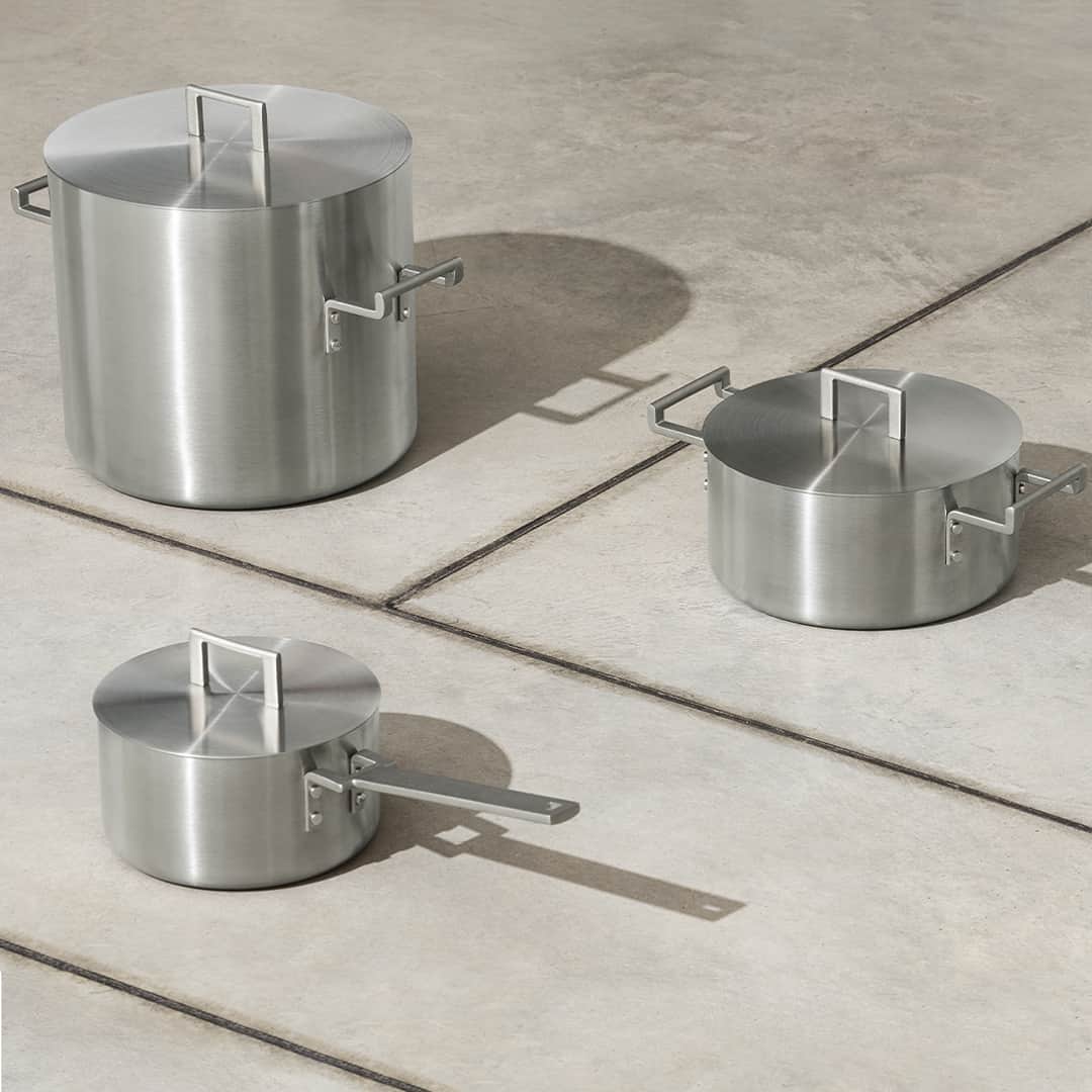 アレッシィのインスタグラム：「Convivio is the fruit of the dialogue between the designer David Chipperfield and the chef Pietro Leemann, whose different skills have come together in the conception of this collection, which is composed by pots, pans, frying pans and cooking utensils that are both universal and particularly suitable for cooking vegetables and pulses.⁣ The name Convivio pays tribute to cooking as an activity that is both aesthetic and convivial, capable of forming a community by gathering people around the preparation and enjoyment of food.⁣ ⁣ Dedicated to the lovers of design who appreciate the luxury of formal details in accessories and furnishings, Convivio is now available in our online store at Alessi.com.⁣ ⁣ Photo by @dsl__studio」