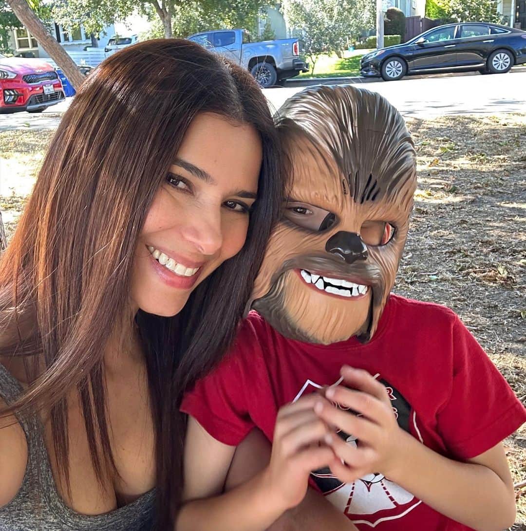 ロゼリン・サンチェスのインスタグラム：「Te amo mi Chewbacca!!! Mi niño adorado que ya pronto me cumple sus 6 años 💕💕  Thanks Tio Nino for his mask! Star Wars birthday coming soon! #dilyboo」