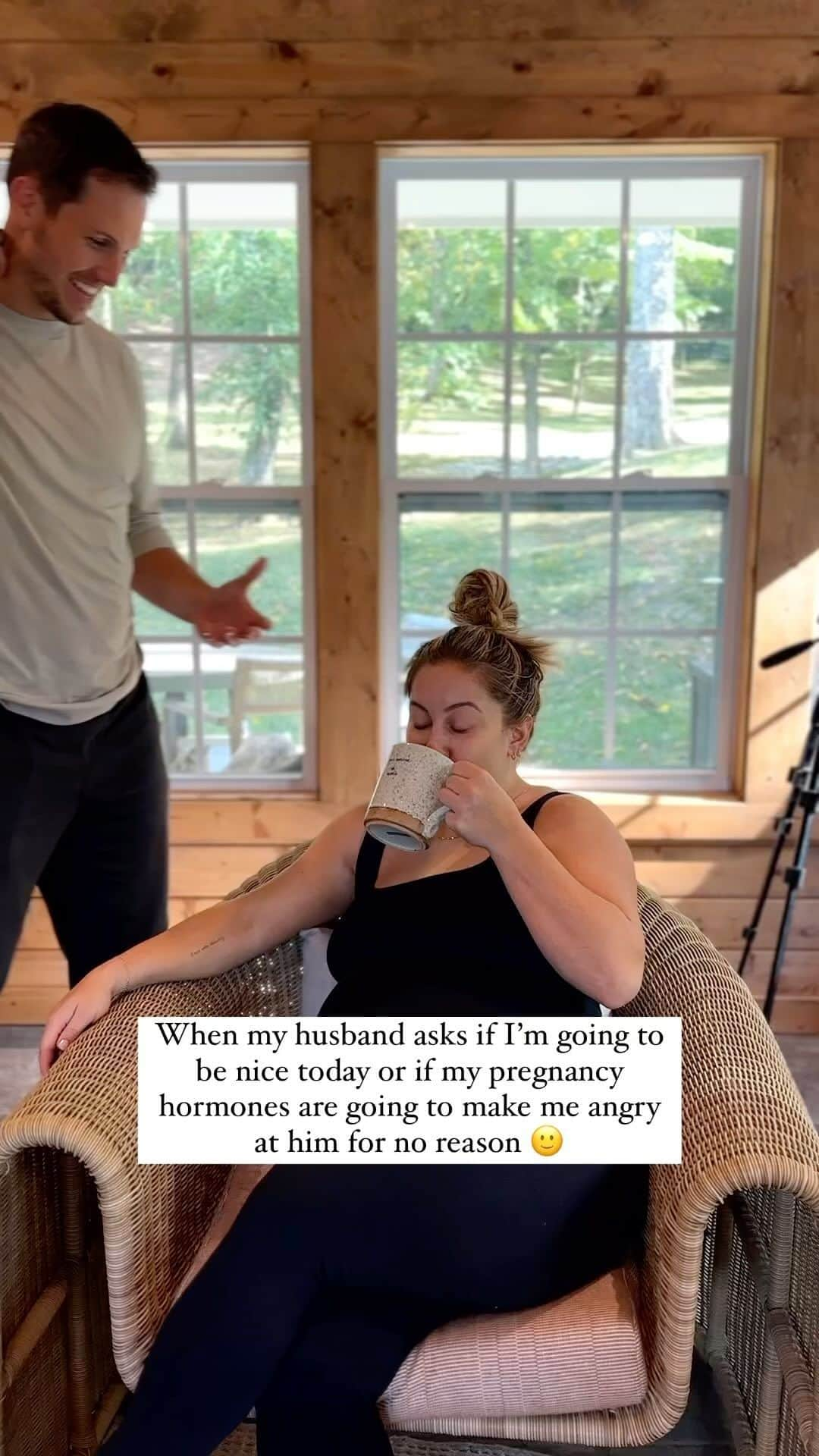 ショーン・ジョンソンのインスタグラム：「Hahaha sorry @andrewdeast   #pregnancy #pregnant #marriage #couples」