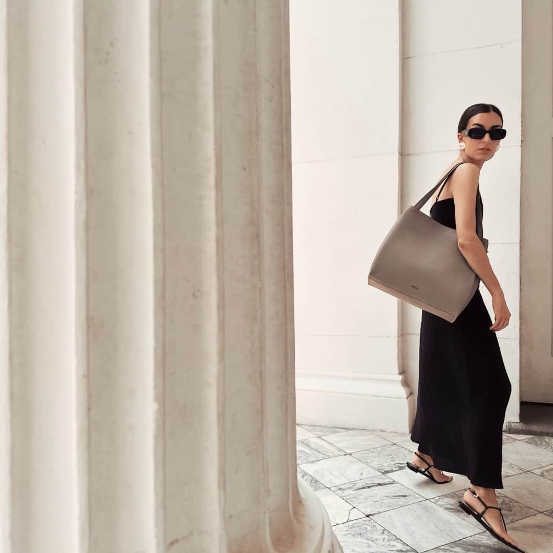トゥミのインスタグラム：「If the Jodys Tote were a person, it would be @liz_damrich. Effortless, elegant, and on-the-go, Liz balances her interior design and creative director careers with raising her beautiful little ones. She does it all, poised and with Jodys in hand.  #TUMIGeorgica」