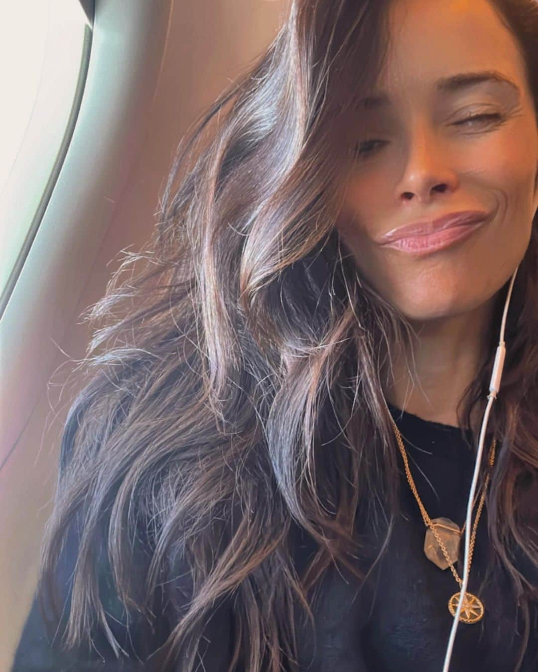 アビゲイル・スペンサーのインスタグラム：「Where did she go this time? 🛫🕵️‍♀️🛬 Guesses 👇」