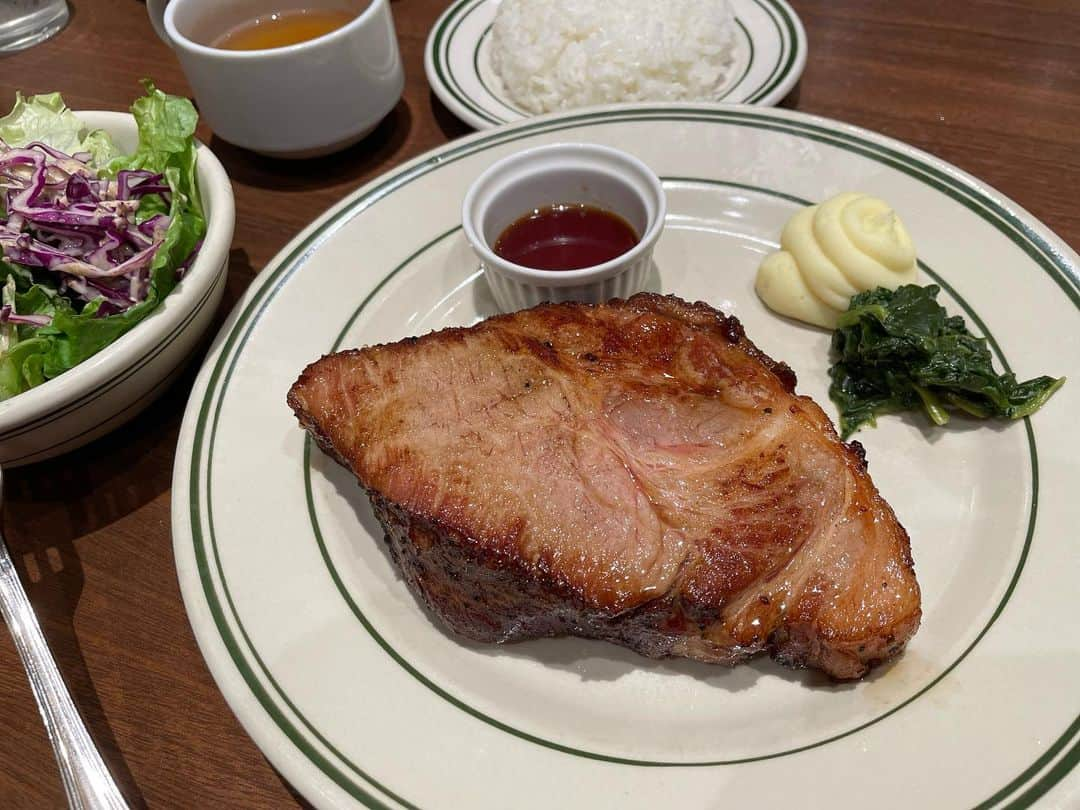 松浦麻里奈のインスタグラム：「マロリーポークステーキ大手町店😁✨ この大きさは、高尾山 270g！！  セットで、サラダ、スープ、ソフトドリンク付き😁 味付けもシンプルなので、ソースや卓上のワサビや柚子胡椒、塩、胡椒あり！！  思ったよりも柔らかい！！ 真空低温調理で時間をかけ、 じっくり火を通すことでしっとりと柔らかく仕上がるらしい😚  なんと塊肉2000gもの大きさもあるよ😏😼  #マロリーポークステーキ大手町 #大手町ランチ #大手町ディナー #東京ステーキ #PR」