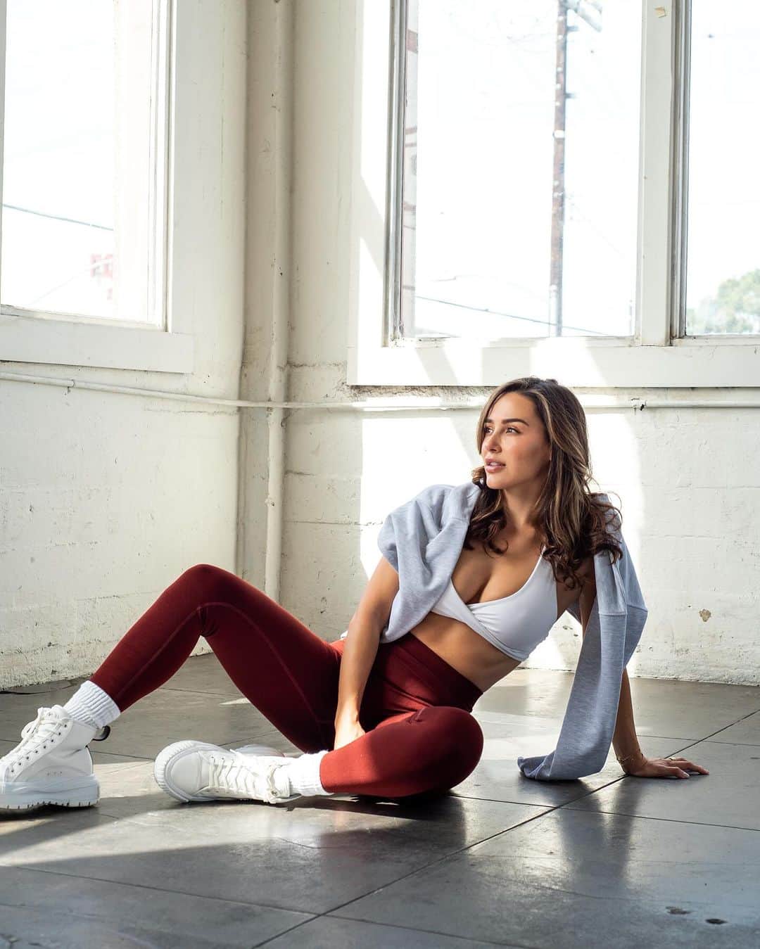 アナ・チエリさんのインスタグラム写真 - (アナ・チエリInstagram)「🍎❤️‍🔥 my favorite color from the Divine Leggings 🫶🏽 do you ever wear red???」10月31日 1時16分 - anacheri