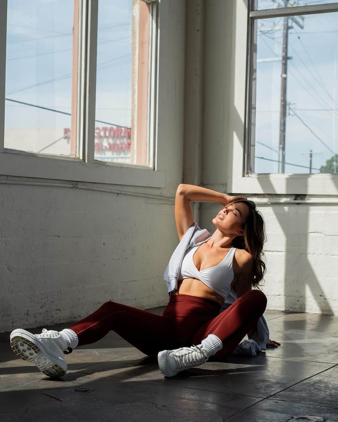 アナ・チエリさんのインスタグラム写真 - (アナ・チエリInstagram)「🍎❤️‍🔥 my favorite color from the Divine Leggings 🫶🏽 do you ever wear red???」10月31日 1時16分 - anacheri