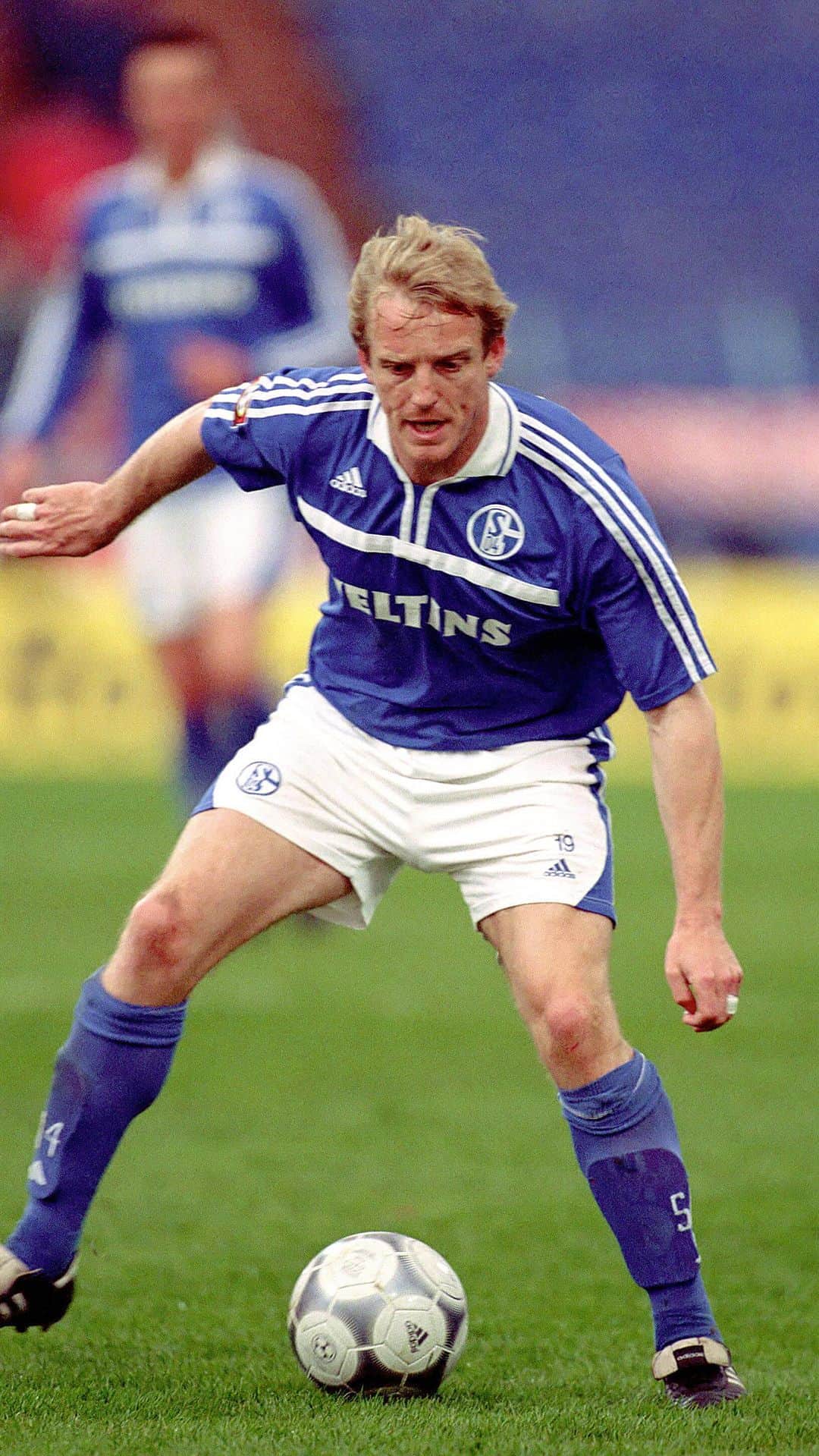 シャルケ04のインスタグラム：「Als wir im @dfb_pokal schon einmal auf den FC St. Pauli trafen, passierte DAS! 😳  Gerne nochmal Tipps geben für morgen, @mike.bueskens ☺️ . . #Schalke #S04 #Football #Soccer #Fußball #Futbol #Knappen #EinLebenLang #🔵⚪️」