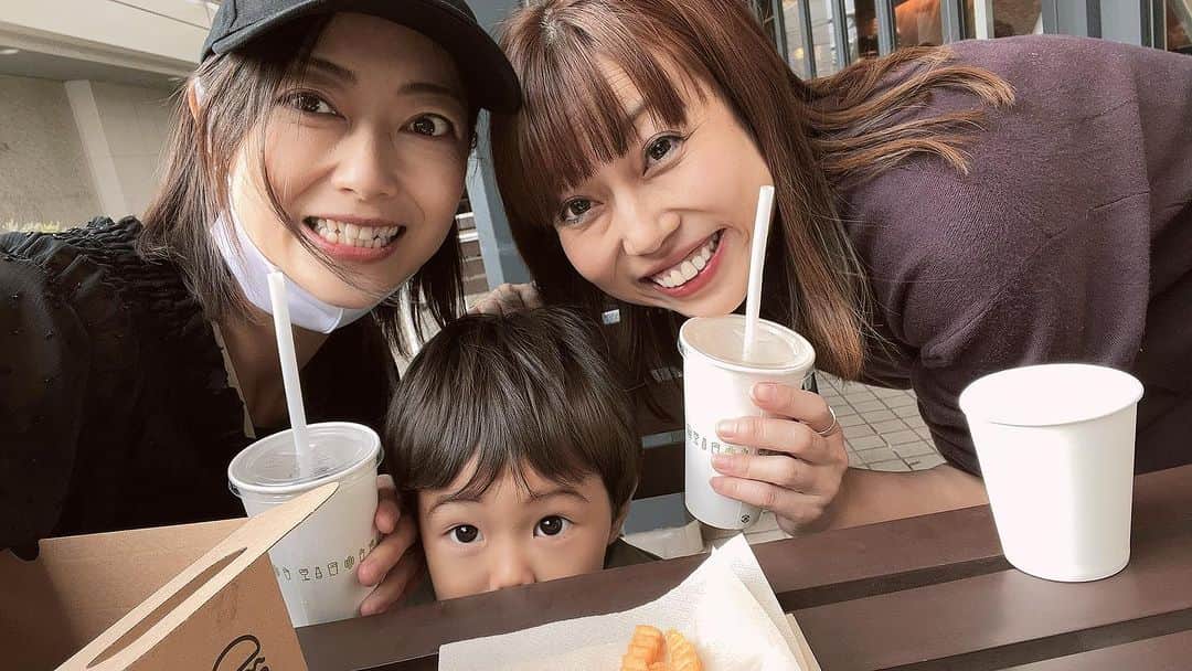 大湯みほさんのインスタグラム写真 - (大湯みほInstagram)「………  身体の内側から外から〜✨健康に🌱✨ という事で、以前から気になっていた  ✨『　Vio フェス』✨　@vio_organic  へ  　@yurikamaeda  と行ってきました❗️   @nakayamamami  @shoookooo924  にも久しぶりに会えて、嬉しかったな🤗  子供でも、安心安全な、無添加オーガニックの商品がズラ〜ッと並んでいて、お砂糖を使っていないノンアルコールの✨甘酒✨や✨ソイプロテイン✨、米粉のクッキーなど、ご機嫌に👶🙌試飲試食しておりました🍃 #グリーングリーン　は青汁なのに、飲みやすかったのか飲んだぁ✨✨💕  中でも坊やがお気に入りだったのは　#hummus ひよこ豆のディップ🫘🥄パンに塗っても美味しいとの事で、ゲット❗️こんなにお豆好きだったっけ😵？！とびっくりするほど✨  それから、気になっていた　#あおつぶ　🌿✨こちらは、なんと…モロヘイヤ100%をそのまんま粒にしたもので、インナーケアにぴったりの商品😌これから、毎日、飲んでみるのが楽しみです✨子どもの食事にも、粉末にしてとり入れてみようっと❗️  そして日頃から、愛用させて頂いている　#joggo さんのブースでは、実際に色んなカラーのアイテムを見て、触れることができ🤗とても素敵な機会になりました✨また可愛い商品を見つけてしまったので、ゆっくり、サイトでチェックしてみようかな♪✨  子連れでも、ゆっくりと楽しめるイベントだったので、また機会があったら是非〜足を運んでみたいです✨」10月31日 1時18分 - nukazukemiho0320