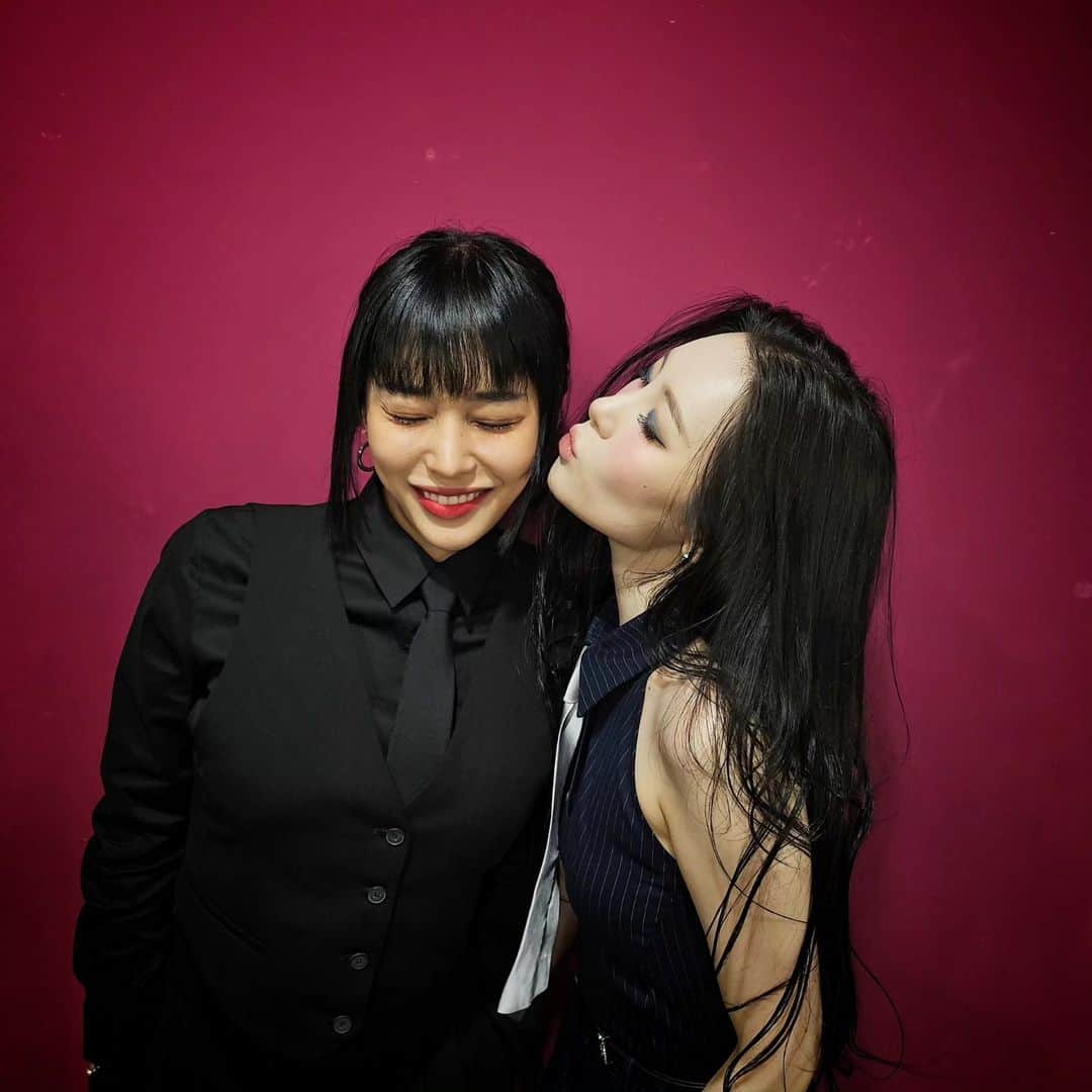 エナ さんのインスタグラム写真 - (エナ Instagram)「이번앨범도 함께해서 행복한 망갱🖤 2주동안 즐거웠던 선미팀🤟🤟 모두고생하셨습니다🤍」10月31日 1時19分 - eunkyung.shin