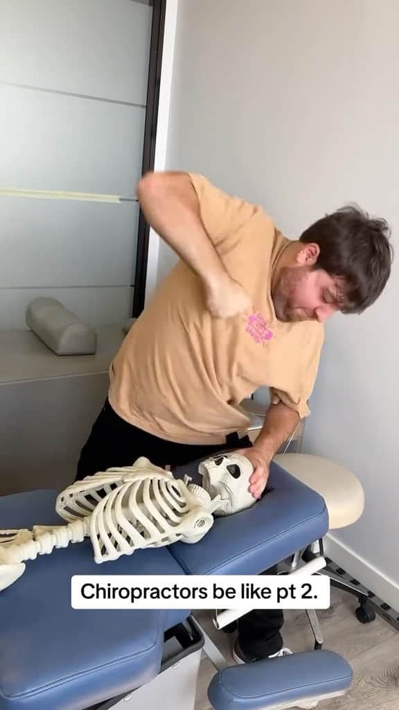 Funny Videosのインスタグラム：「Chiropractors these days 🤣  @nickantonyan」