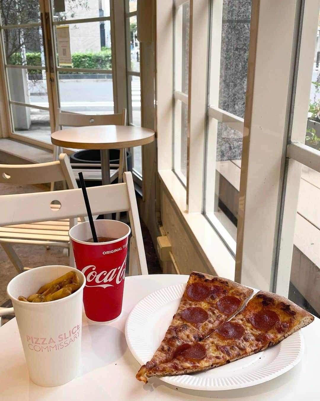 白井琴望さんのインスタグラム写真 - (白井琴望Instagram)「pizza🍕  店内がアメリカっぽい雰囲気ですごく可愛かった🇺🇸 次はドーナツが食べたい❕🤍  #東京カフェ #東京グルメ #東京ランチ #日本橋カフェ #日本橋グルメ #日本橋ランチ #nihonbashi #tokyo #ootd #zara #ザラジョ #白井琴望」11月1日 8時00分 - _shirai_kotono