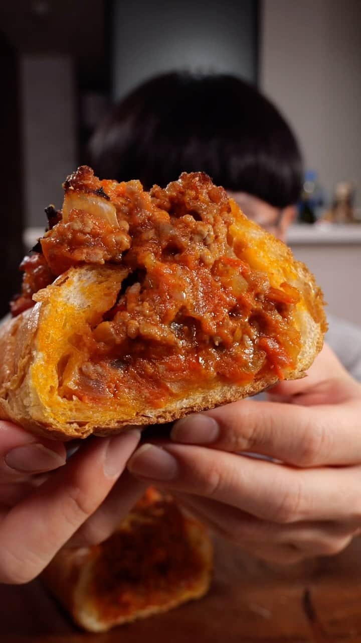 ケンティー健人のインスタグラム：「Giant meat sauce toast 🥖 #food」