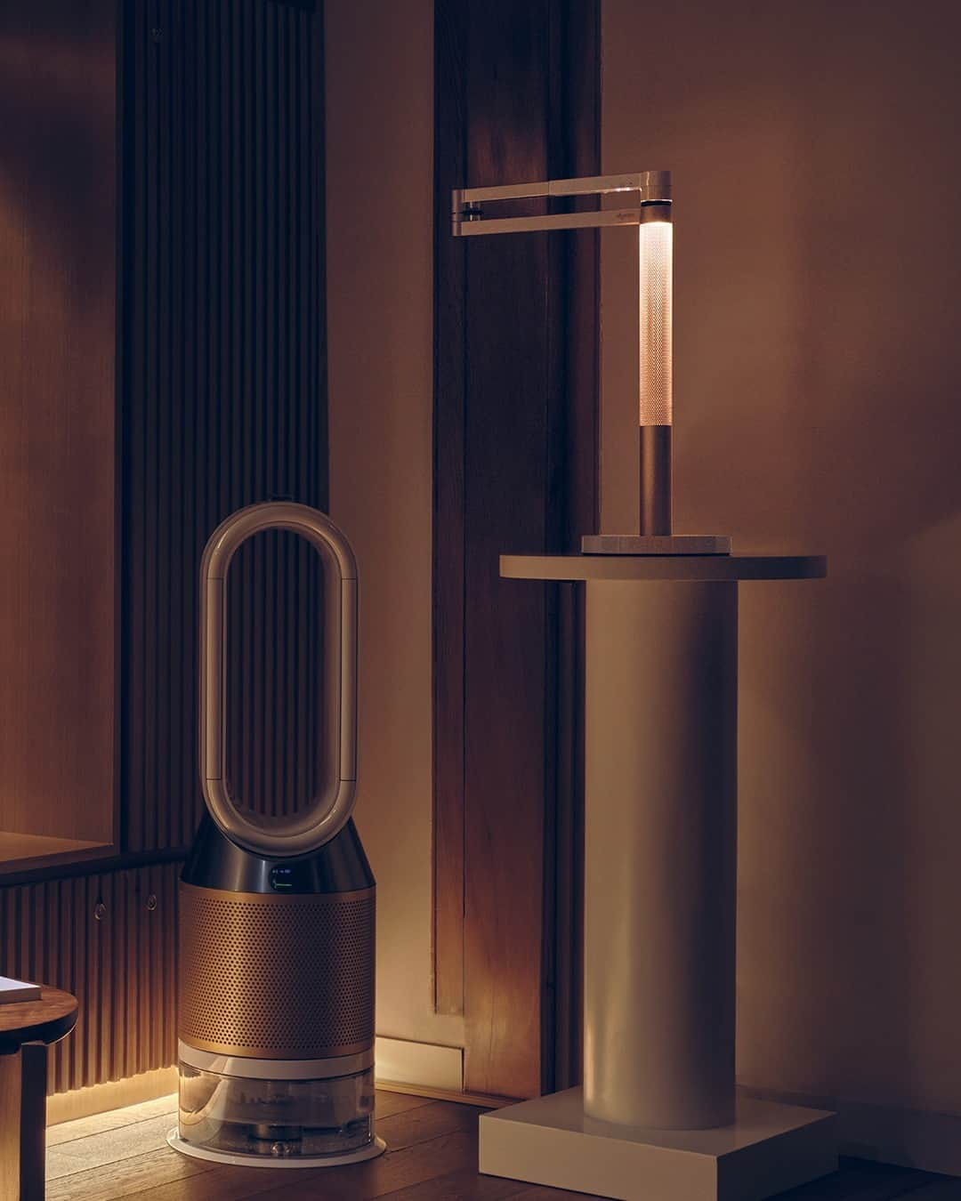 Dysonのインスタグラム：「Atmospheric ambience.   Picture this: soft lighting that’s kind on your eyes and gentle humidity in the air to keep your skin hydrated through the winter months.   Dyson lighting and purifier humidifiers are engineered to create a more comfortable indoor environment.   Discover more using the link in bio.   #DysonHome #DysonLighting #DysonHumidifier #WnterHome #DysonTechnology」