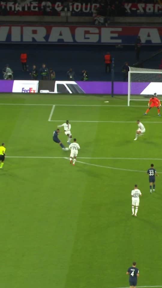 UEFAチャンピオンズリーグのインスタグラム：「Zaïre-Emery ➡️ Mbappé   #UCL」