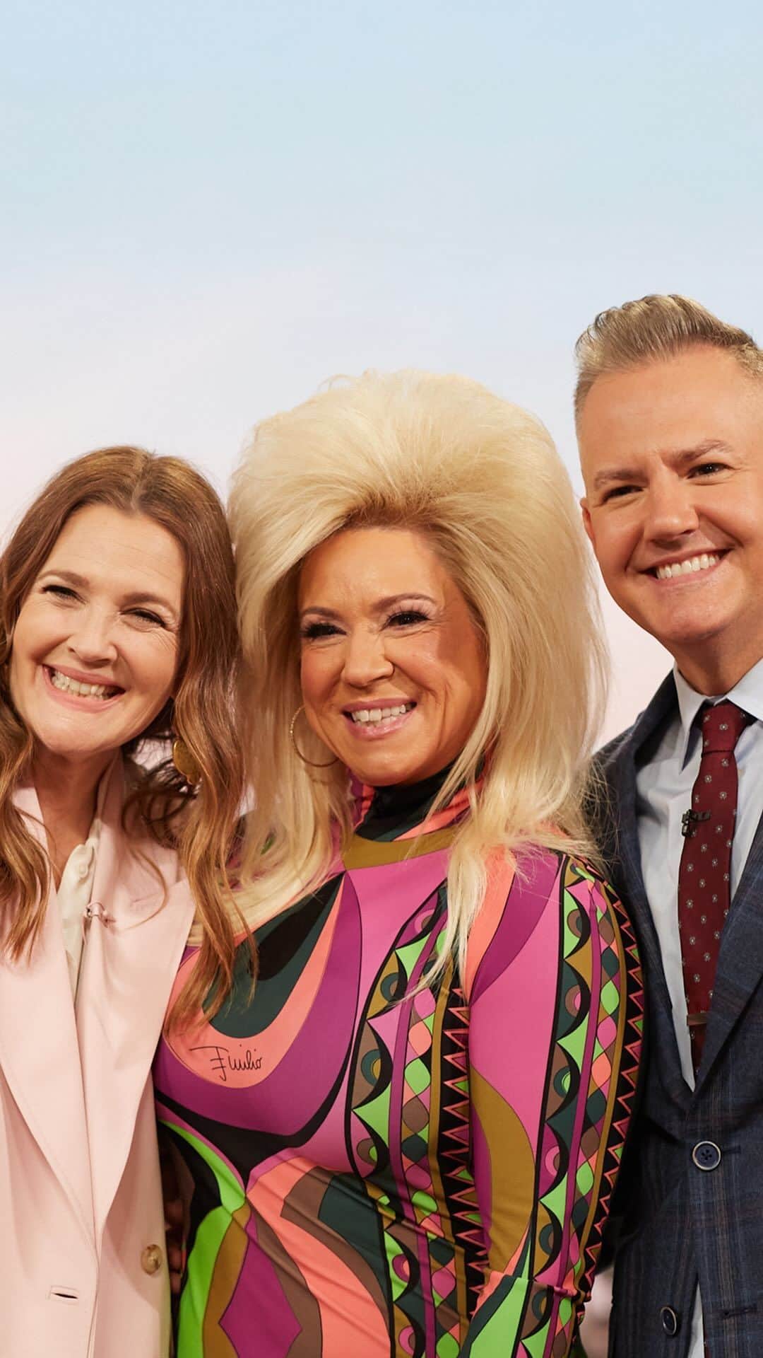 のインスタグラム：「Drew tells Long Island Medium star @theresacaputo about an encounter she had with her late father’s spirit.」