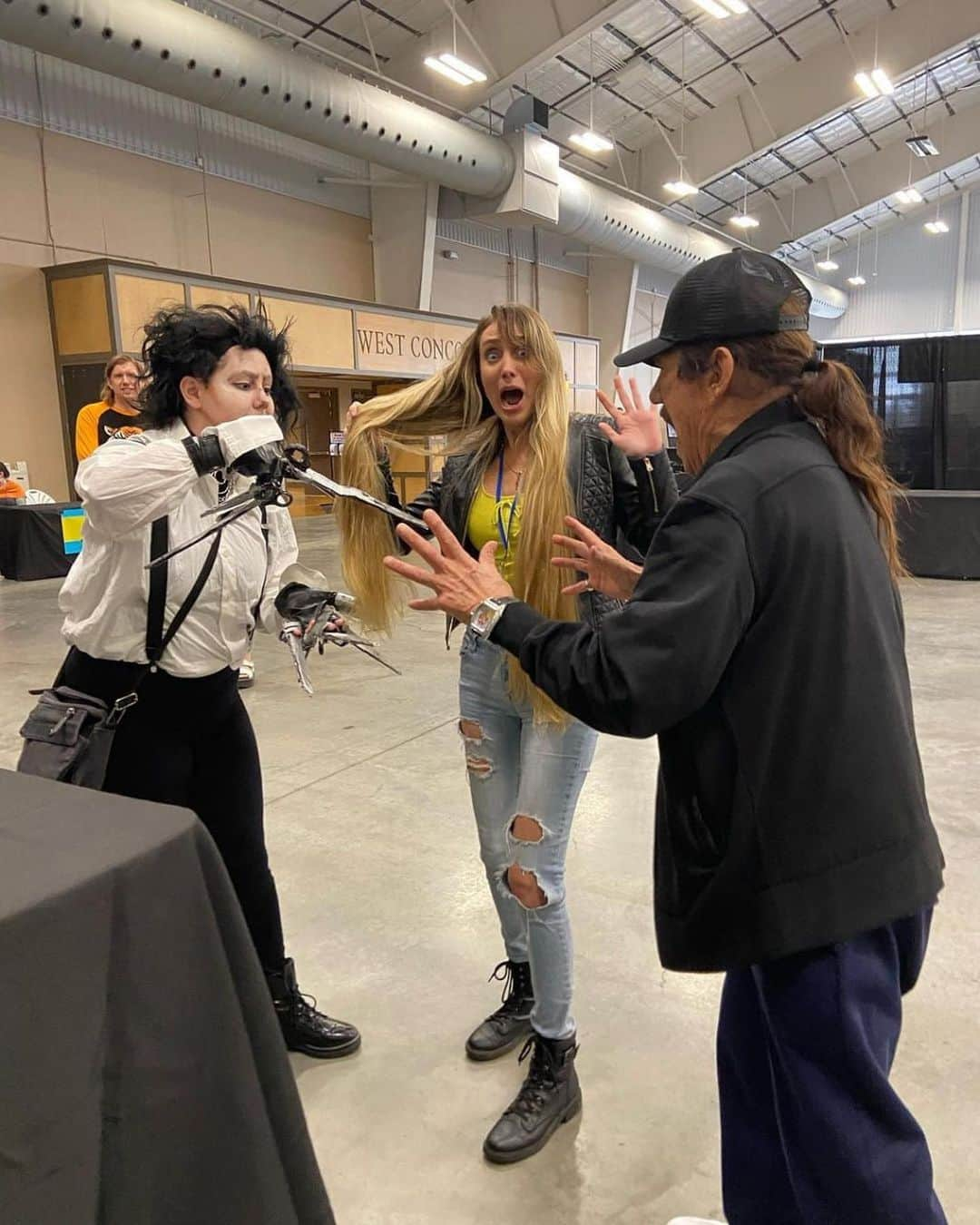 ダニー・トレホのインスタグラム：「😂 Edward that's too short! Thank you Nashville and @musiccitymulticon for a terrific weekend, can't wait to come back again!  #musiccitymulticon #comiccon #nashville #dannytrejo #machete #edwardscissorhands」