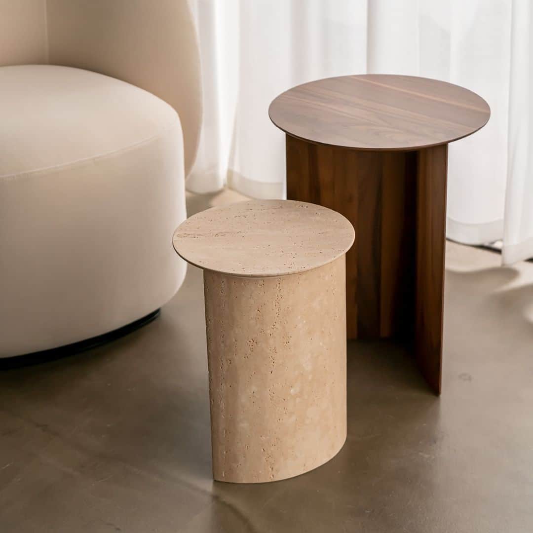 Ligne Rosetのインスタグラム：「New Product ‘23  Noble materials are used to create Apuso & Rondone.  Solid walnut gives a warmth to the Rondone table, while travertine brings out the sculptural features of the Apuso table creating a timeless essence.  Tables Apusone & Rondone by @dozsavandalfsen > Link in bio  #ligneroset #design #frenchsavoirfaire #madeinfrance」