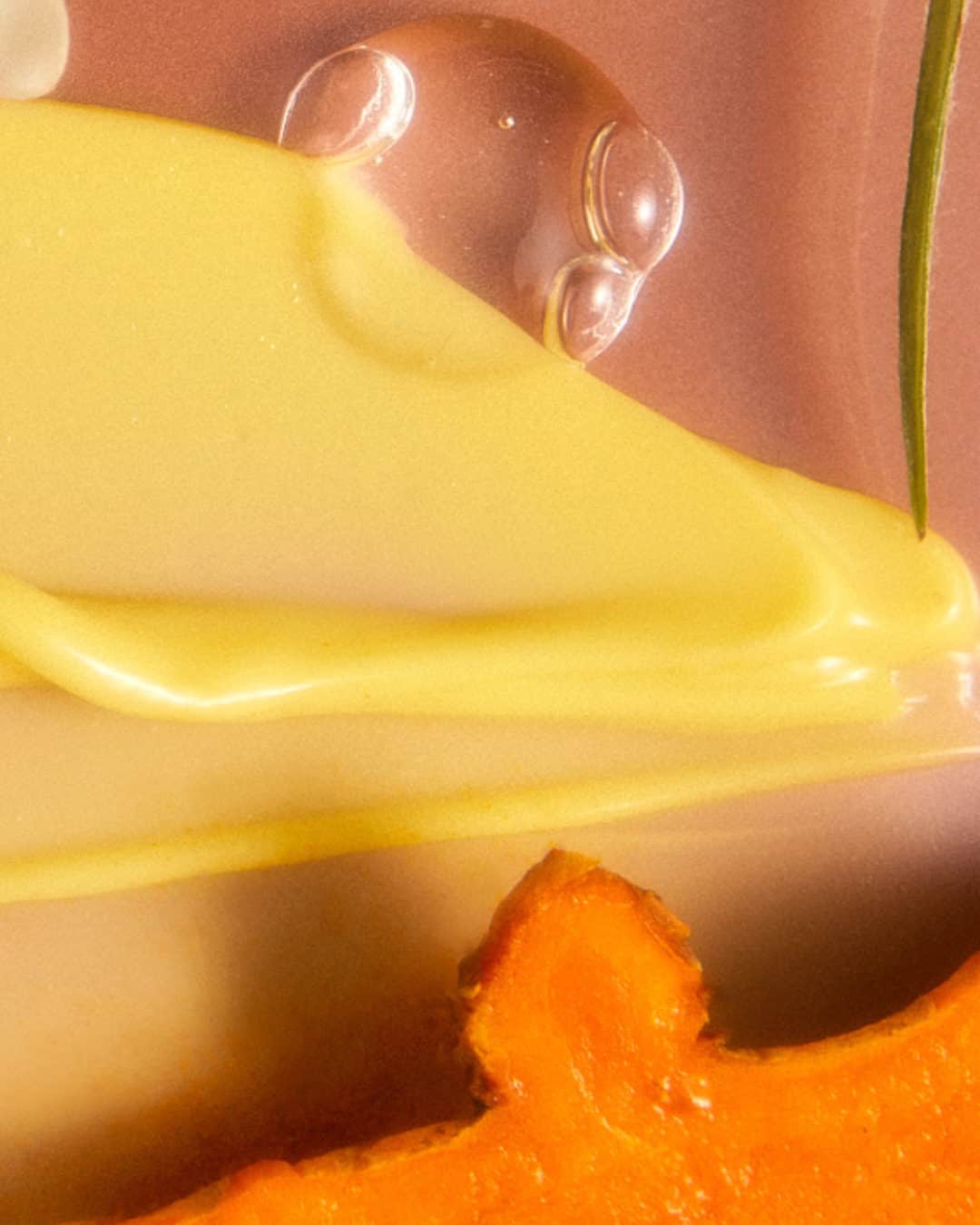 KORA Organicsのインスタグラム：「Up close and personal with our Turmeric Glow Moisturizer that visibly smooths, plumps, firms + leaves behind a radiant glow 💫  🌱 Turmeric is rich in antioxidants that brighten + improve skin tone   🌱 Licorice is a natural skin brightener, known to help fade dark spots  🌱 Organic Oil Blend deeply nourishes + enriches the skin  🌱 Shea Butter helps tone, soften + plump」