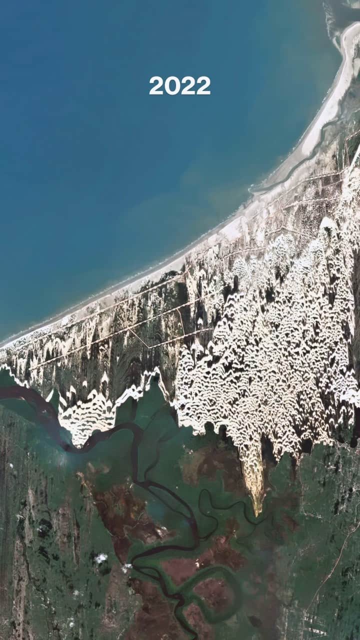 Daily Overviewのインスタグラム：「Sand dunes shift over time in a section of Brazil’s Lençóis Maranhenses National Park. Sand is carried to the park from the interior of the country by the Parnaíba and Preguiças rivers, where it is then driven back inland by coastal winds that blow up to 50 kilometers (31 miles) per hour. The tallest dunes in the park rise to heights of 40 meters (130 feet).  Created by @dailyoverview Source imagery: Google Timelapse / @planetlabs」
