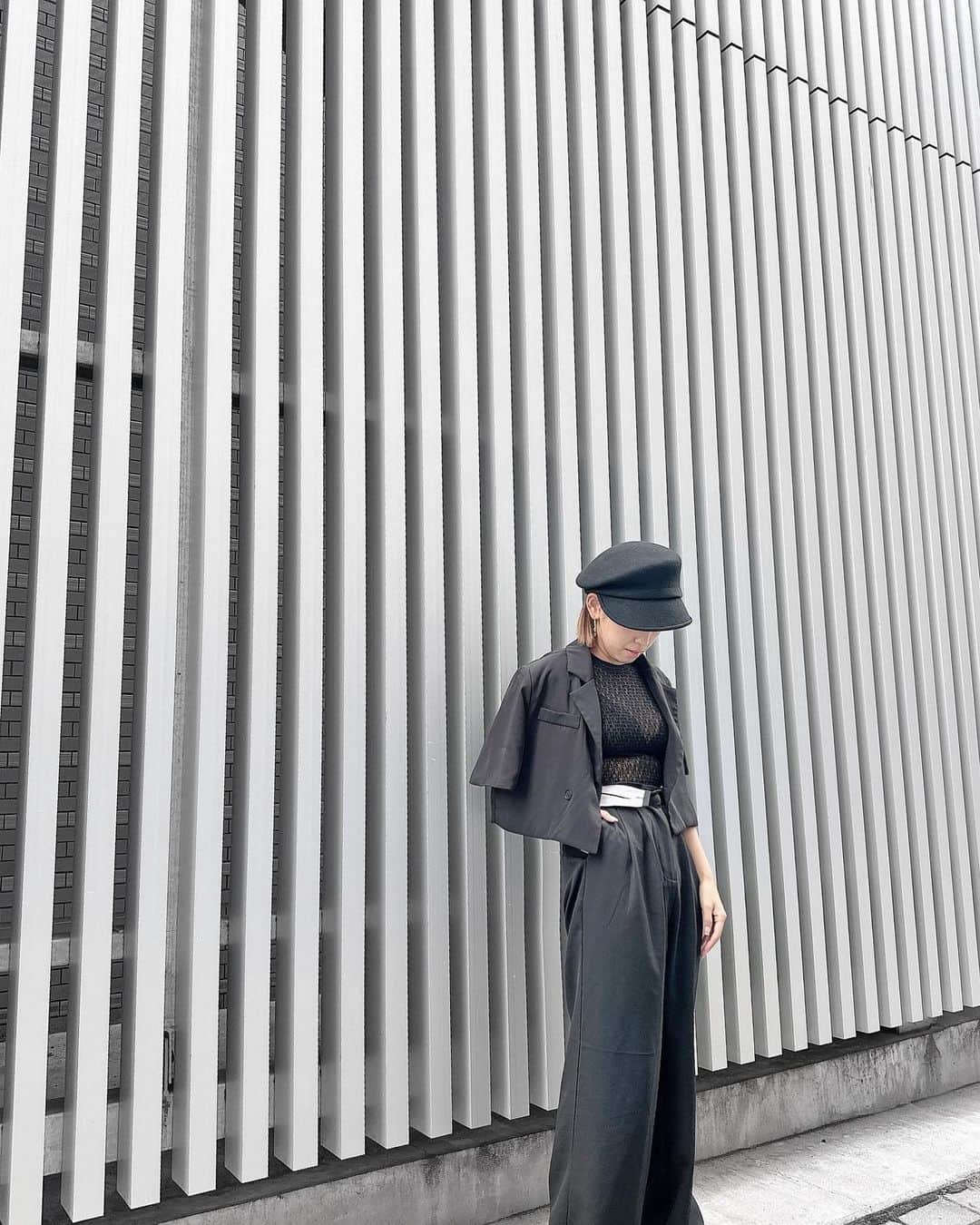 みにあやのインスタグラム：「久しぶりのootd👗  コスパ良きなアイテムご紹介♡ 今回の🆕アイテムは・・・ ボーイズスラックス⭐️  ウエストが折り返しのデザイン 今年流行ってて良く見る👀 という事で私もGETして見ました♡  普通のスラックスだと かっちりしすぎちゃうのですが カジュアルダウンするので カジュアルにも少し綺麗めにも 使える事が出来て◎  あ💡 GRLのアンバサダーに就任しましたので 引き続き、愛用しているアイテムを 紹介していきます😉  プチプラ高見えコーデが優秀👏✨  　　 OOTD ￣￣　　　 ￣￣ ▪️ウエスト折り返しパンツ ブランド：GRL 品番：nh48  ▪️シースルートップス ブランド：KITH」