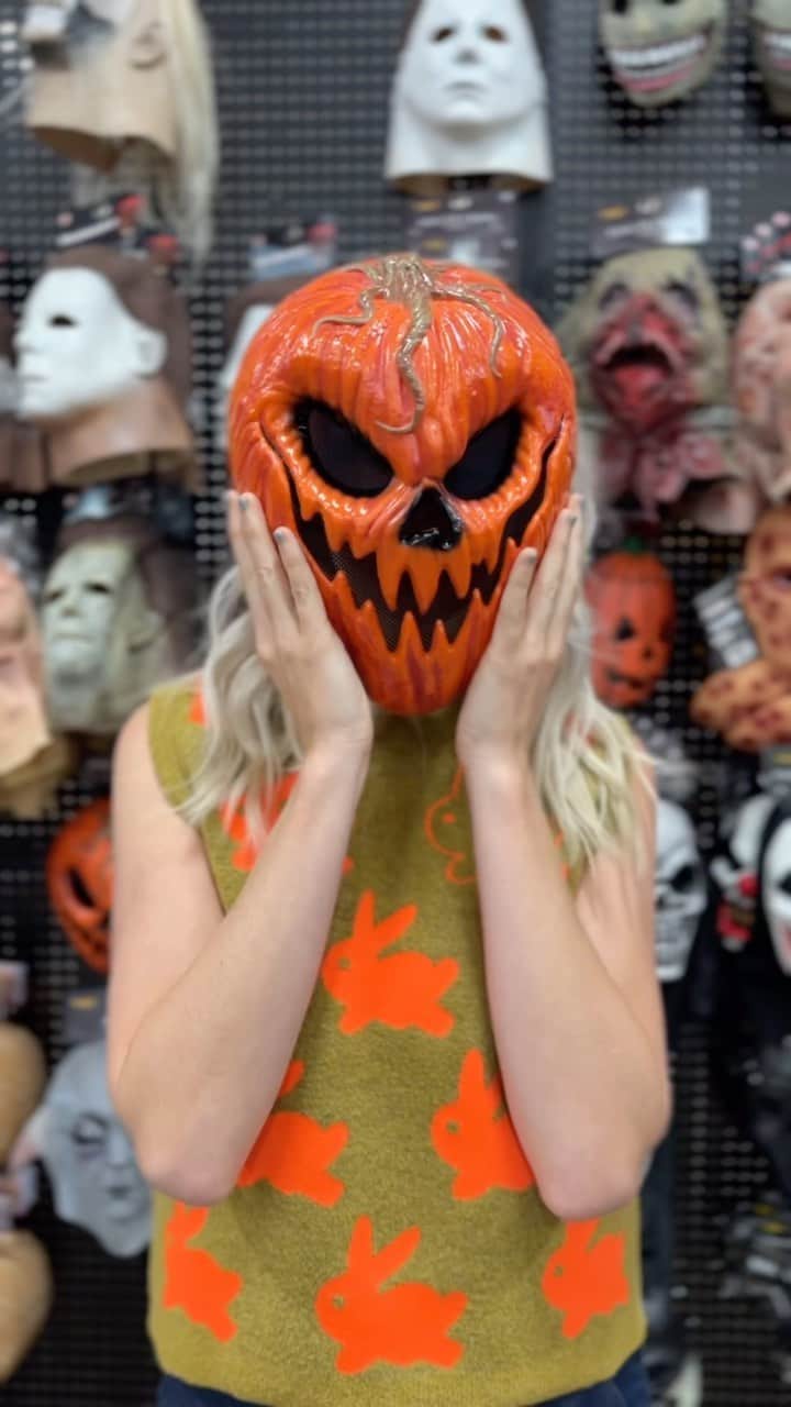 キャンディス・アッコラのインスタグラム：「When it’s less than 24hrs until Halloween and you just gotta step up tha vibes 🎃 ✨」