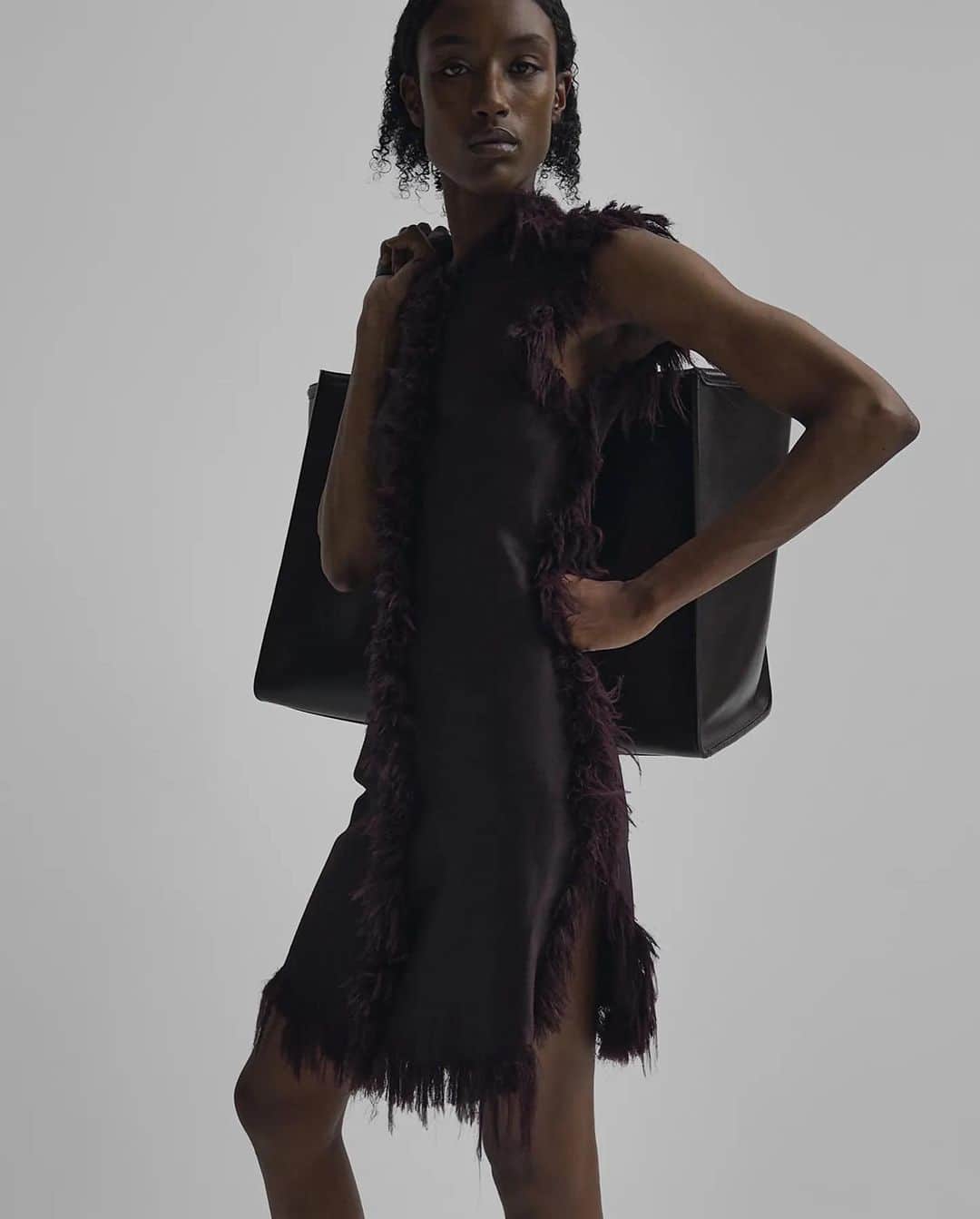 ELLE DKさんのインスタグラム写真 - (ELLE DKInstagram)「Endelig er @phoebephilo tilbage! Efter flere års pause og mindst lige så langt tids spænding, har den tidligere cheddesigner for #Chloe og #Celine nu lanceret sin første kollektion for sit brand i eget navn.   Og allerede nu meldes flere items - ikke overraskende - udsolgt. Swipe her for at se et udvalg af kollektionen, der bærer sit tydelige #PhoebePhilo-præg og samtidig varsler en helt ny æra for stjernedesigneren.   Foto: #PhoebePhilo」10月31日 1時36分 - elledanmark