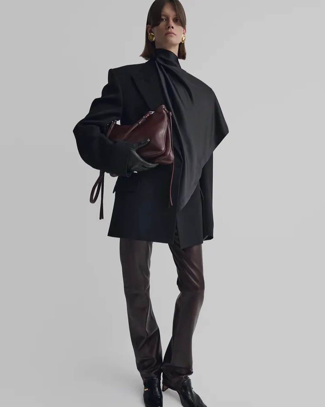 ELLE DKさんのインスタグラム写真 - (ELLE DKInstagram)「Endelig er @phoebephilo tilbage! Efter flere års pause og mindst lige så langt tids spænding, har den tidligere cheddesigner for #Chloe og #Celine nu lanceret sin første kollektion for sit brand i eget navn.   Og allerede nu meldes flere items - ikke overraskende - udsolgt. Swipe her for at se et udvalg af kollektionen, der bærer sit tydelige #PhoebePhilo-præg og samtidig varsler en helt ny æra for stjernedesigneren.   Foto: #PhoebePhilo」10月31日 1時36分 - elledanmark