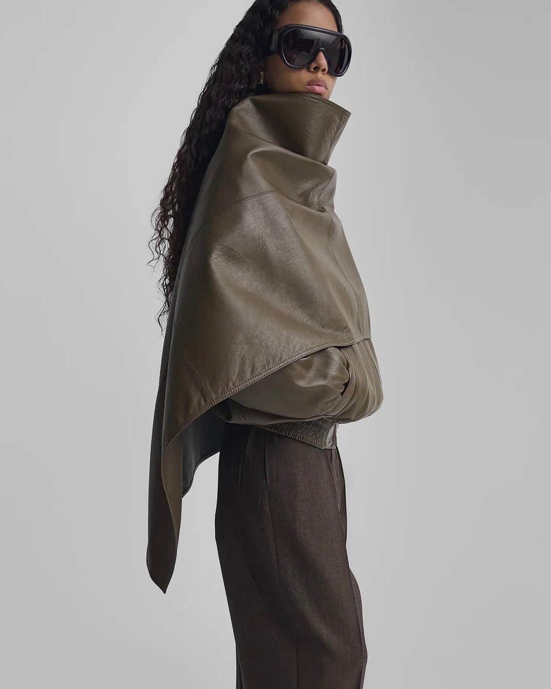ELLE DKさんのインスタグラム写真 - (ELLE DKInstagram)「Endelig er @phoebephilo tilbage! Efter flere års pause og mindst lige så langt tids spænding, har den tidligere cheddesigner for #Chloe og #Celine nu lanceret sin første kollektion for sit brand i eget navn.   Og allerede nu meldes flere items - ikke overraskende - udsolgt. Swipe her for at se et udvalg af kollektionen, der bærer sit tydelige #PhoebePhilo-præg og samtidig varsler en helt ny æra for stjernedesigneren.   Foto: #PhoebePhilo」10月31日 1時36分 - elledanmark