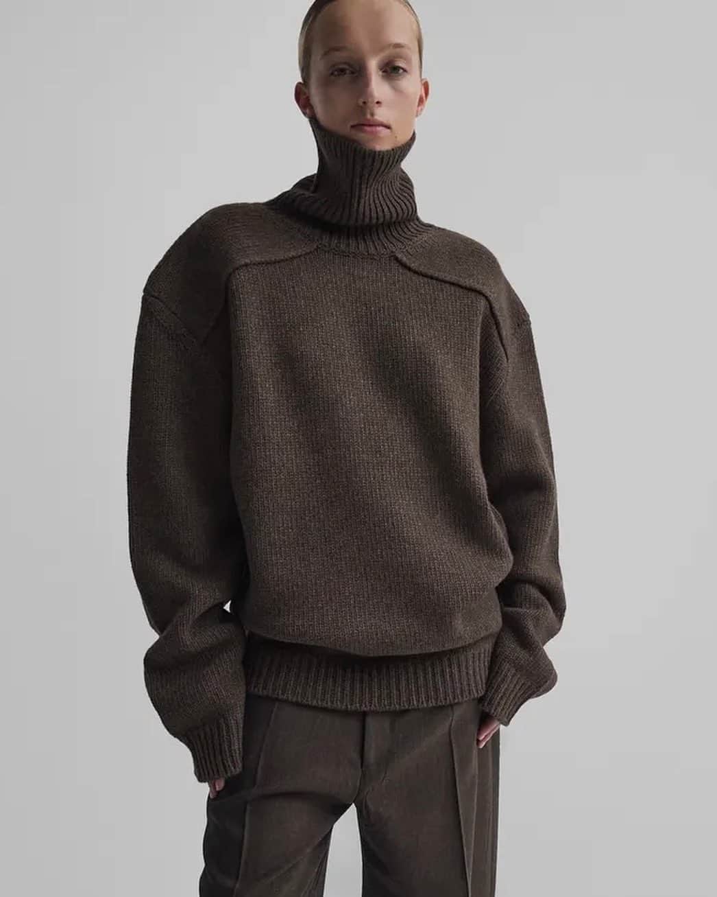 ELLE DKさんのインスタグラム写真 - (ELLE DKInstagram)「Endelig er @phoebephilo tilbage! Efter flere års pause og mindst lige så langt tids spænding, har den tidligere cheddesigner for #Chloe og #Celine nu lanceret sin første kollektion for sit brand i eget navn.   Og allerede nu meldes flere items - ikke overraskende - udsolgt. Swipe her for at se et udvalg af kollektionen, der bærer sit tydelige #PhoebePhilo-præg og samtidig varsler en helt ny æra for stjernedesigneren.   Foto: #PhoebePhilo」10月31日 1時36分 - elledanmark