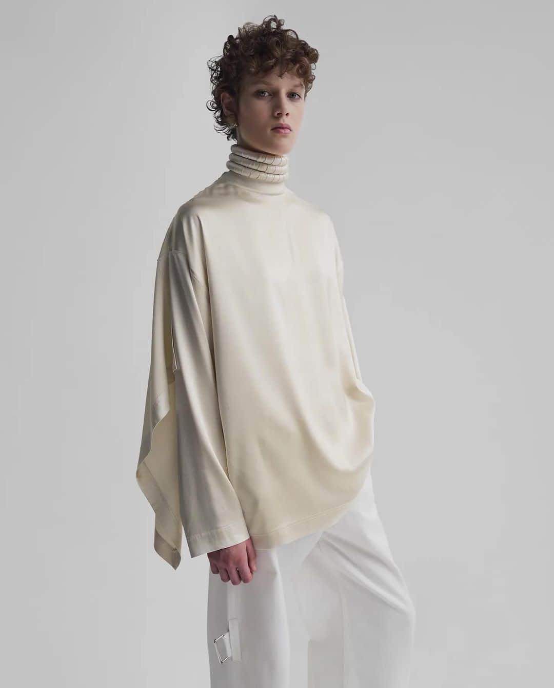 ELLE DKさんのインスタグラム写真 - (ELLE DKInstagram)「Endelig er @phoebephilo tilbage! Efter flere års pause og mindst lige så langt tids spænding, har den tidligere cheddesigner for #Chloe og #Celine nu lanceret sin første kollektion for sit brand i eget navn.   Og allerede nu meldes flere items - ikke overraskende - udsolgt. Swipe her for at se et udvalg af kollektionen, der bærer sit tydelige #PhoebePhilo-præg og samtidig varsler en helt ny æra for stjernedesigneren.   Foto: #PhoebePhilo」10月31日 1時36分 - elledanmark
