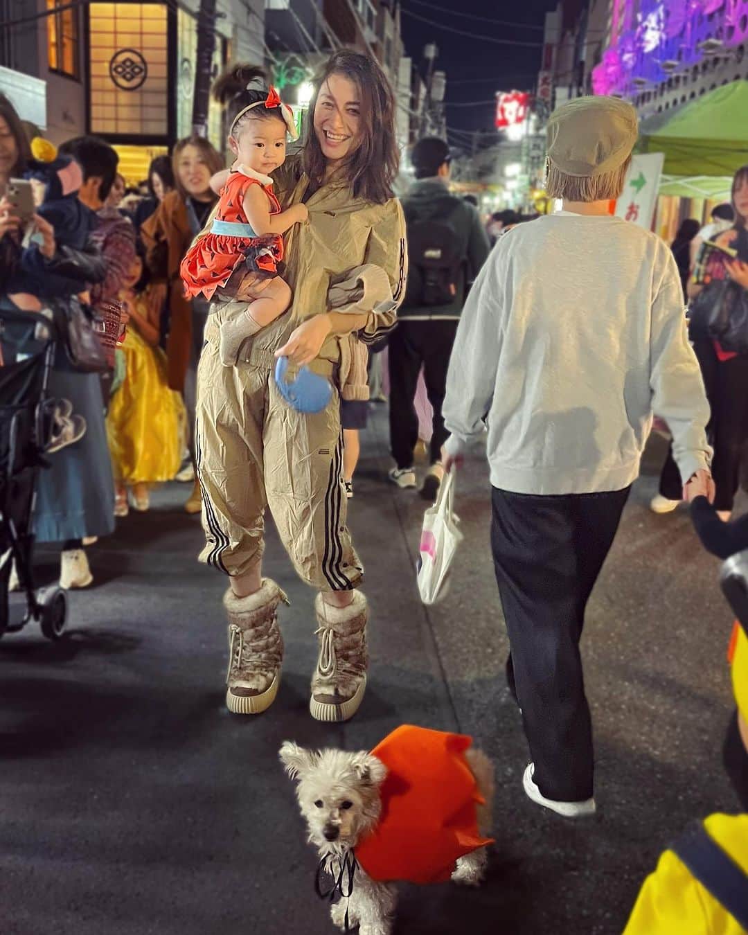 マリエのインスタグラム：「My happy Halloween 🎃 with Ola and Chanel👻 OlAとChanelと❤️‍🔥初めてのtokyo UEHARA HALLOWEENはすごい人だったケドkidsのためのお祭り🪅で町中とっても優しかった:)子供たちのための日な感じが町中でして最高に楽しい夜でした:)私はこの日のために準備して、いつどんな時でも遅刻する私は17:30スタートのイベントに16:30には準備完了☑️していました。(でも結局忘れ物して大体オンタイムだったんだけどw) こんなに楽しみにしていた日はないくらい楽しみだった:) そして楽しかったw OlAはフリントストーン pebbles❤️‍🔥 シャネルさんの衣装は100均で購入アレンジを加えて🎃っぽく:)チームの咲ちゃんにアドバイスいただきました:)来年も使うよ！なぜならシャネル嫌がらなくて気に入ってたようで、このまま歩く姿が可愛いすぎた❤️‍🔥🫣 この日はあったかくて外を楽しめて今年はラッキー🤞Halloween:) 私は足元animalコーデ❤️‍🔥by @yelloshoes_official  Happy Halloween guys🪽」