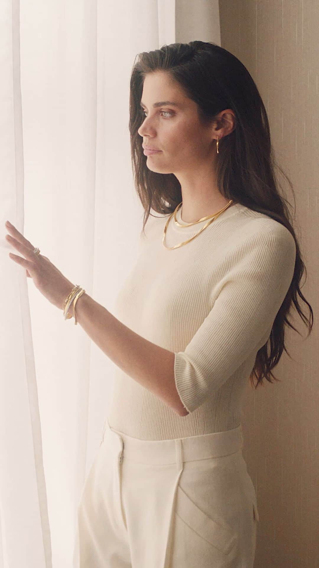 マルコ ビチェゴのインスタグラム：「A new era of Coil. Discover our iconic coil collections, elegantly hand-twisted to catch the light. Hand-set, glittering diamond pavé adds brilliance to new designs.  #marcobicego #jewelry #gold #coil #madeinitaly」
