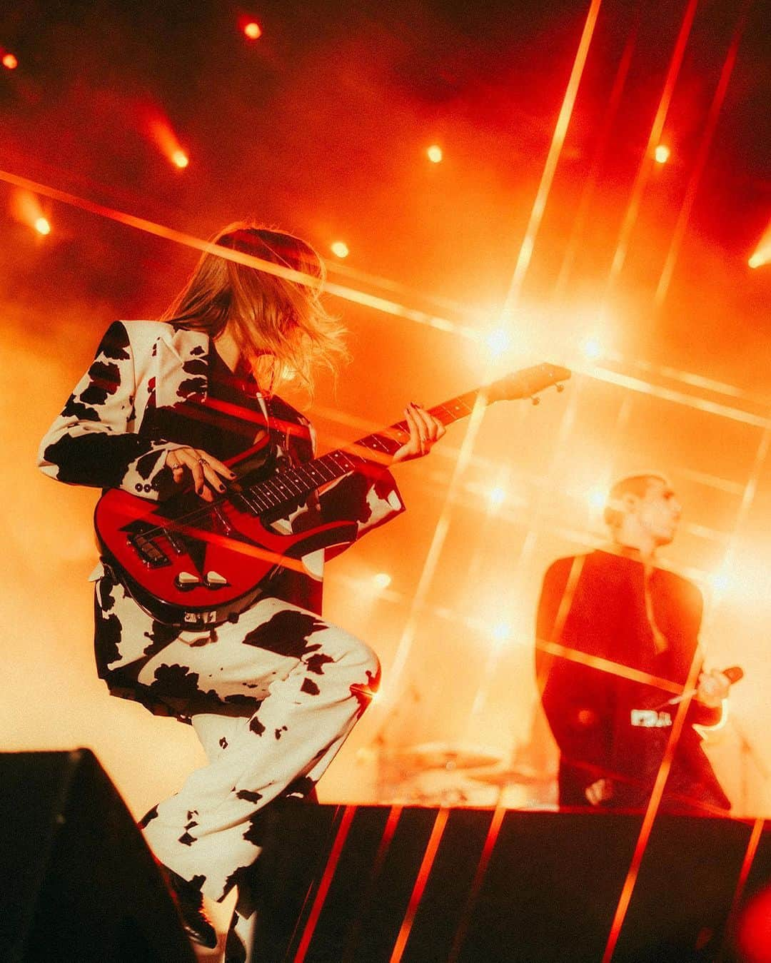 エムエスジーエムさんのインスタグラム写真 - (エムエスジーエムInstagram)「@maneskinofficial wearing #MSGM customised total look during their concert in Chile 🇨🇱   @massimogiorgetti」10月31日 1時46分 - msgm