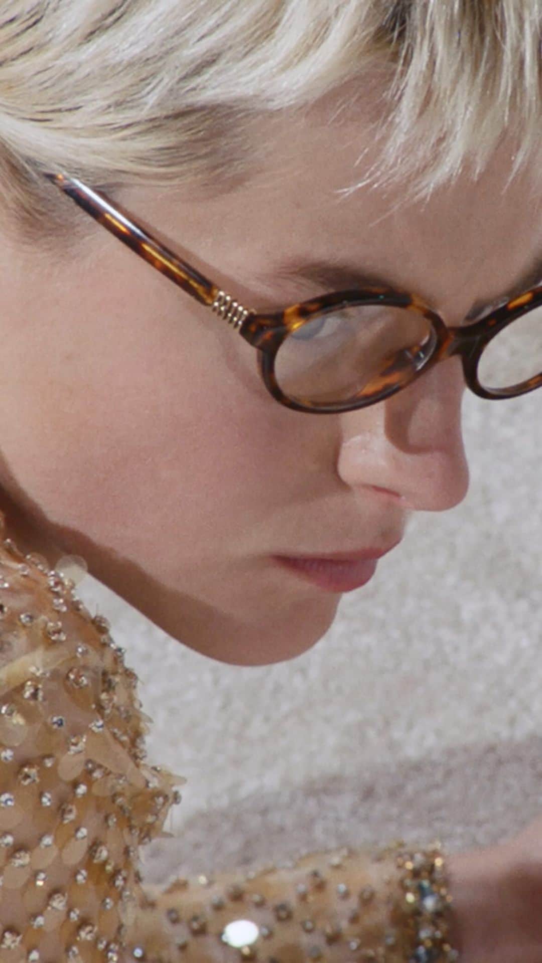 のインスタグラム：「Miu Miu Holiday campaign occupies a home, a private space, where an eased opulence prevails.   Featuring @EmmaLouiseCorrin.  Directed by @ZoeGhertner.  Creative direction by @EdwardQuarmby.  Styled by @LottaVolkova.   #MiuMiuHoliday」