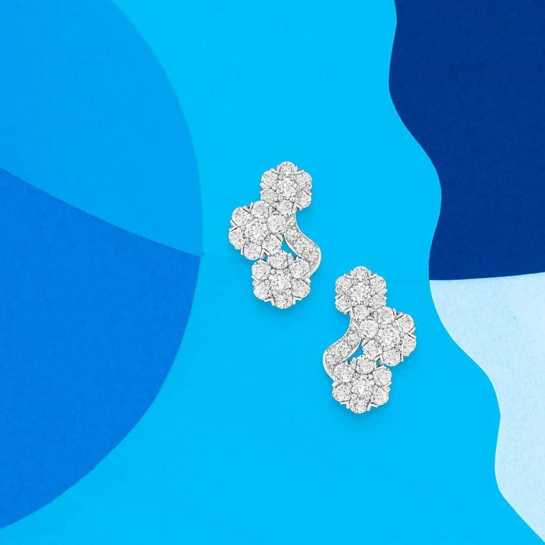 ヴァンクリーフ&アーペルのインスタグラム：「The Snowflake collection enhances the beauty and vitality of the diamonds in highly poetic pieces. These diamonds have been selected by experts according to rigorous criteria and based on the distinctive taste of the Maison, all to convey a unique emotion. Slide to discover these creations, highlighted in @jeremiefischer_illustration's universe.   #VCASnowflake #VCAHighJewelry #VanCleefArpels #diamonds」