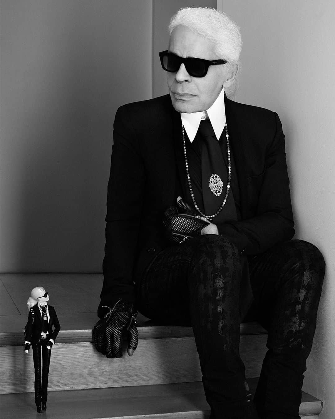 カールラガーフェルドさんのインスタグラム写真 - (カールラガーフェルドInstagram)「Strike a pose. Swipe to see how @roseandmusc reimagines an iconic image of Karl Lagerfeld and Barbie. #KARLLAGERFELD」10月31日 1時57分 - karllagerfeld