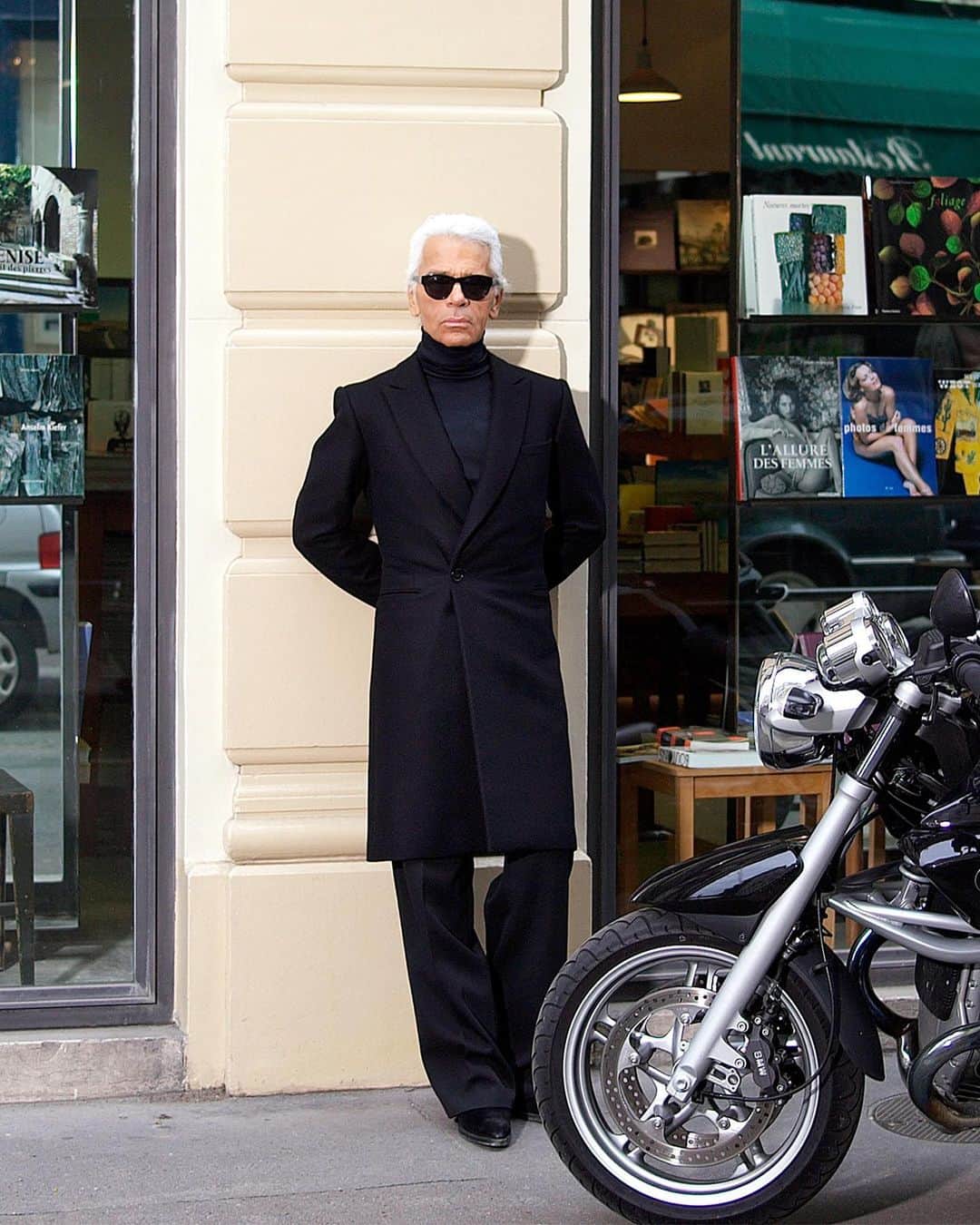 カールラガーフェルドさんのインスタグラム写真 - (カールラガーフェルドInstagram)「Now and then. Model @louruatoff imitates Karl Lagerfeld on the streets of Paris, embracing timeless style in a modern way. #KARLLAGERFELD」10月31日 1時58分 - karllagerfeld