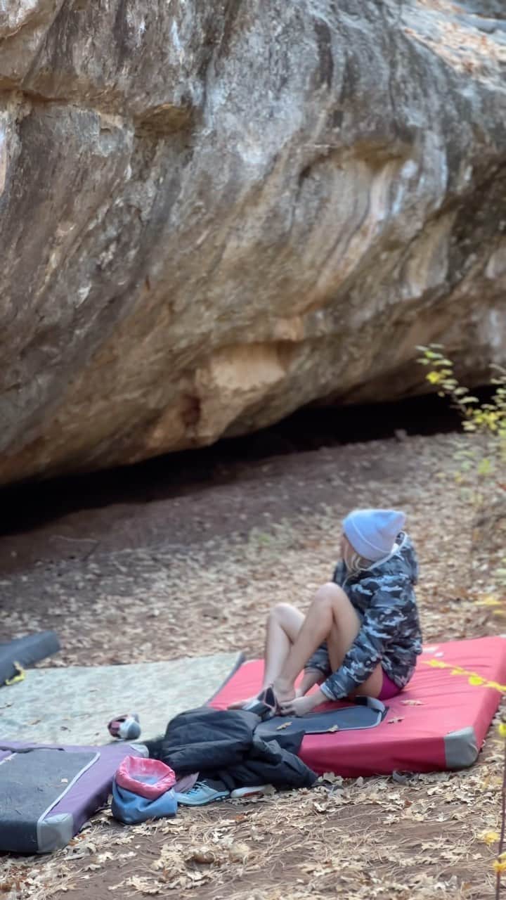 シエラ・ブレア・コイルのインスタグラム：「Per request, here’s a working video of Uptown Vandal 🔥   This boulder went quicker than I thought it would (which is always exciting 😄). I kept track of my attempts in @myclimbapp and logged the send as well 😎   #LearnTrainClimb #LogAnyClimbAnywhere #theClimbingTrainingApp  🎥: @b_enix_」