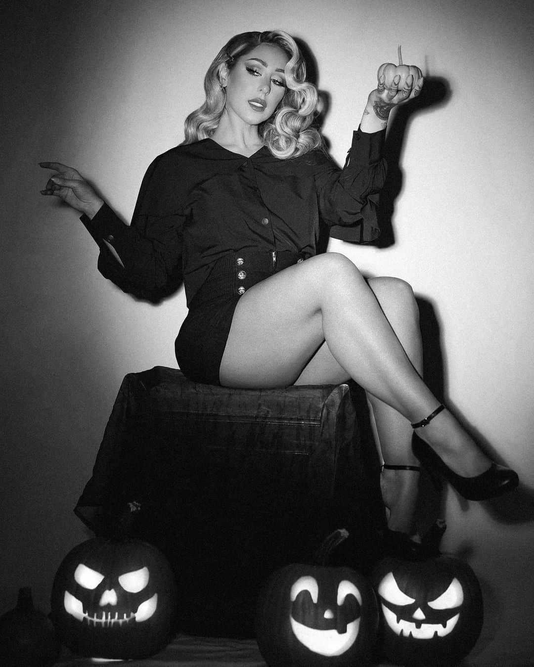 Chrisspyのインスタグラム：「Happy Halloween 🎃  Photos by @samhodgesphoto  We had so much fun creating these vintage inspired spooky images! More pics coming soon 👻🎃 @freedomcoutureofficial wig styled by me 💙」