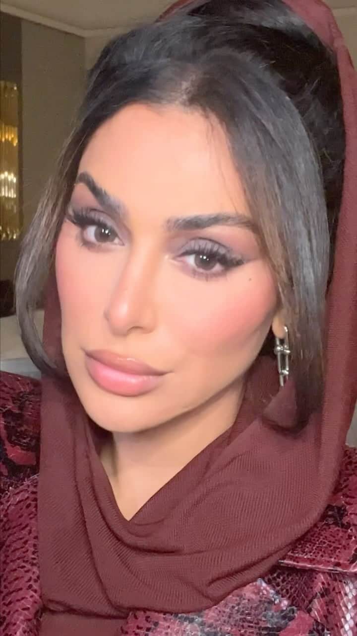 Huda Kattanのインスタグラム：「With everything going on at the moment, it’s so difficult to think of anything else, but it’s also so so important to give ourselves a break 🙏🏽 it’s so important to find pockets of joy to come back even stronger. Please take a moment for yourself! Never stop learning and fighting for those who need your support.  Here’s a #GRWM I shot a while back when I visited Saudi Arabia for the first time. It was amazing. I loved it so much! Thank you #DiriyahArtsandFashion show for having me. 💗 Hope you enjoy the look.  Shoutout to @visitdiriyah, @bujairiterrace, @iamramzen & @ramzenworld  What I used ⤵️ ✨ Pretty Grunge Eyeshadow Palette in shades Grunge, Nirvana, Luv Anarchy, Brave, Liberty, Stand Up, Renegade & Liberty  ✨ 1 Coat Wow Mascara  ✨ #FauxFilter Foundation in shade Macchiato 400G ✨ #FauxFilter Color Corrector in shade Peach ✨ #FauxFilter Concealer in shade Graham Cracker  ✨ Easy Bake Loose Setting Powder in shade Banana Bread ✨ Lip Contour 2.0 in shades Rich Brown & Warm Brown ✨ Power Bullet Cream Glow」