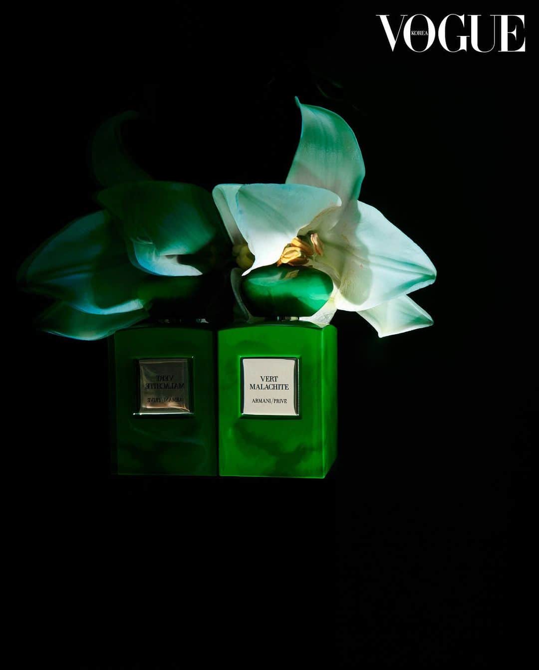 Armani Beautyさんのインスタグラム写真 - (Armani BeautyInstagram)「Delicate and fresh. Discover the intoxicating, floral fragrance of Armani/Privé VERT MALACHITE, a scent that radiates the opulent white lily with bitter orange and vanilla to create a harmonious accord of flowers and spices.   @VogueKorea   Editor: @avecjoo Photographer: @kimheejune Makeup: @make_up_seolhee Hair: @kong_tan_  Styling: @pyo2054 Nails: @connie_cjs Set:  @day_107 Flowers: @grove008  #Armanibeauty #ArmaniPrive #VertMalachite #HauteCoutureFragrances #Fragrance」10月31日 2時00分 - armanibeauty