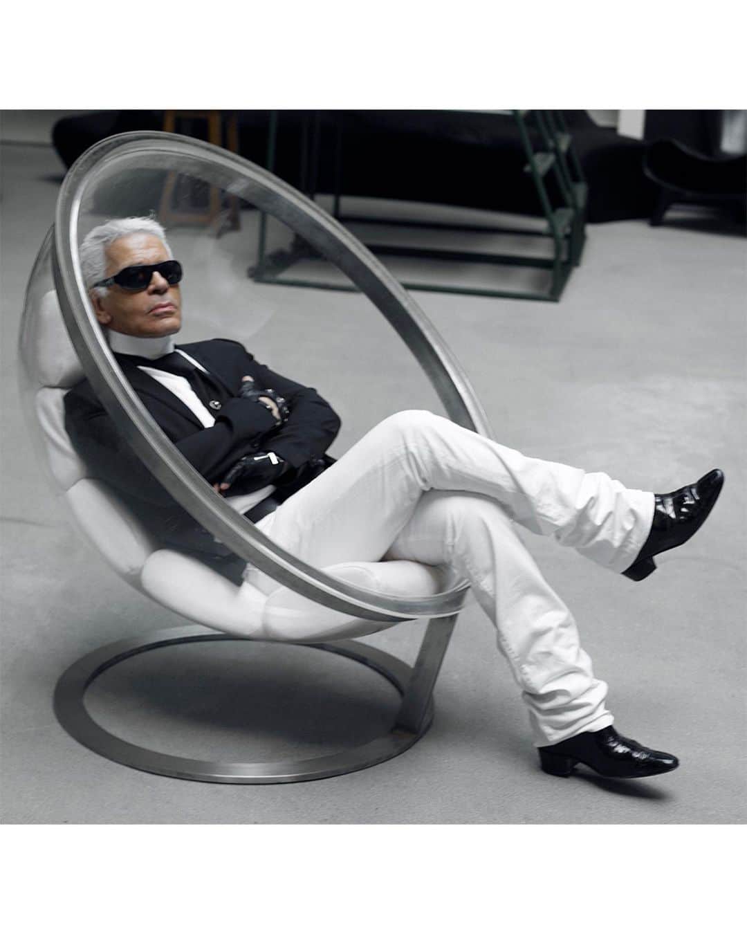 カールラガーフェルドさんのインスタグラム写真 - (カールラガーフェルドInstagram)「Copy-cat style. @nathalieoliver.stylist sits in the same bubble chair as Karl Lagerfeld once did. #KARLLAGERFELD」10月31日 2時00分 - karllagerfeld