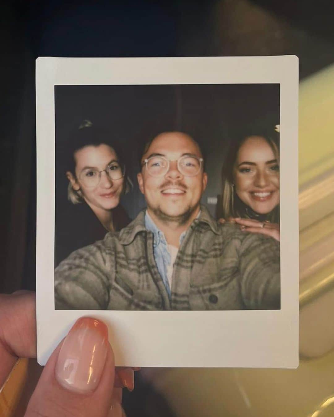 Pleun Bierboomsのインスタグラム：「Dit team. 🤍 Zo ongelofelijk trots dat ik mag werken met deze buitengewoon getalenteerden mensen. De kracht achter alles @wouterhardy.producer & @ninasampermans. Wat jullie aanraken wordt magisch. En dankjewel @bkubemusic voor het geloof en vertrouwen in mij. Vrijdag komt dan eindelijk de eerste single, ‘Love Is Pain’, uit. Iets waar we met z’n allen met veel passie aan gewerkt hebben, ik kan niet wachten..」