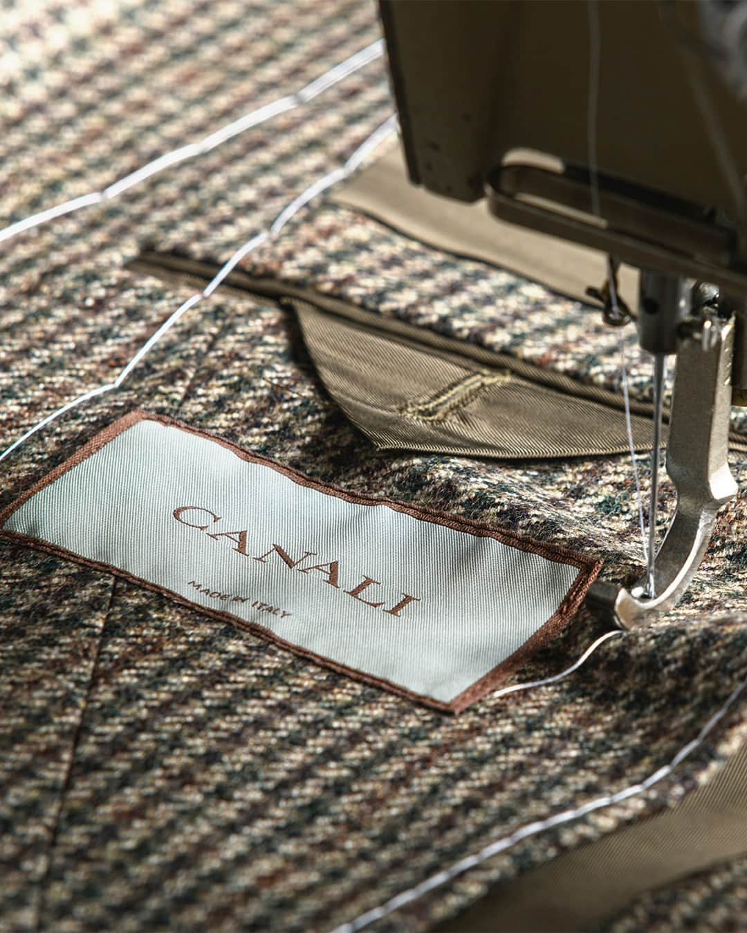 カナーリさんのインスタグラム写真 - (カナーリInstagram)「Canali has always put this concept first: the undeniable care with which garments are made, which requires time and expert hands. The care in the choice of materials, always focusing on quality and excellence.​  Learn more at the link in bio.  #Canali1934 #InnerBeauty #MadeinItaly」10月31日 2時01分 - canali