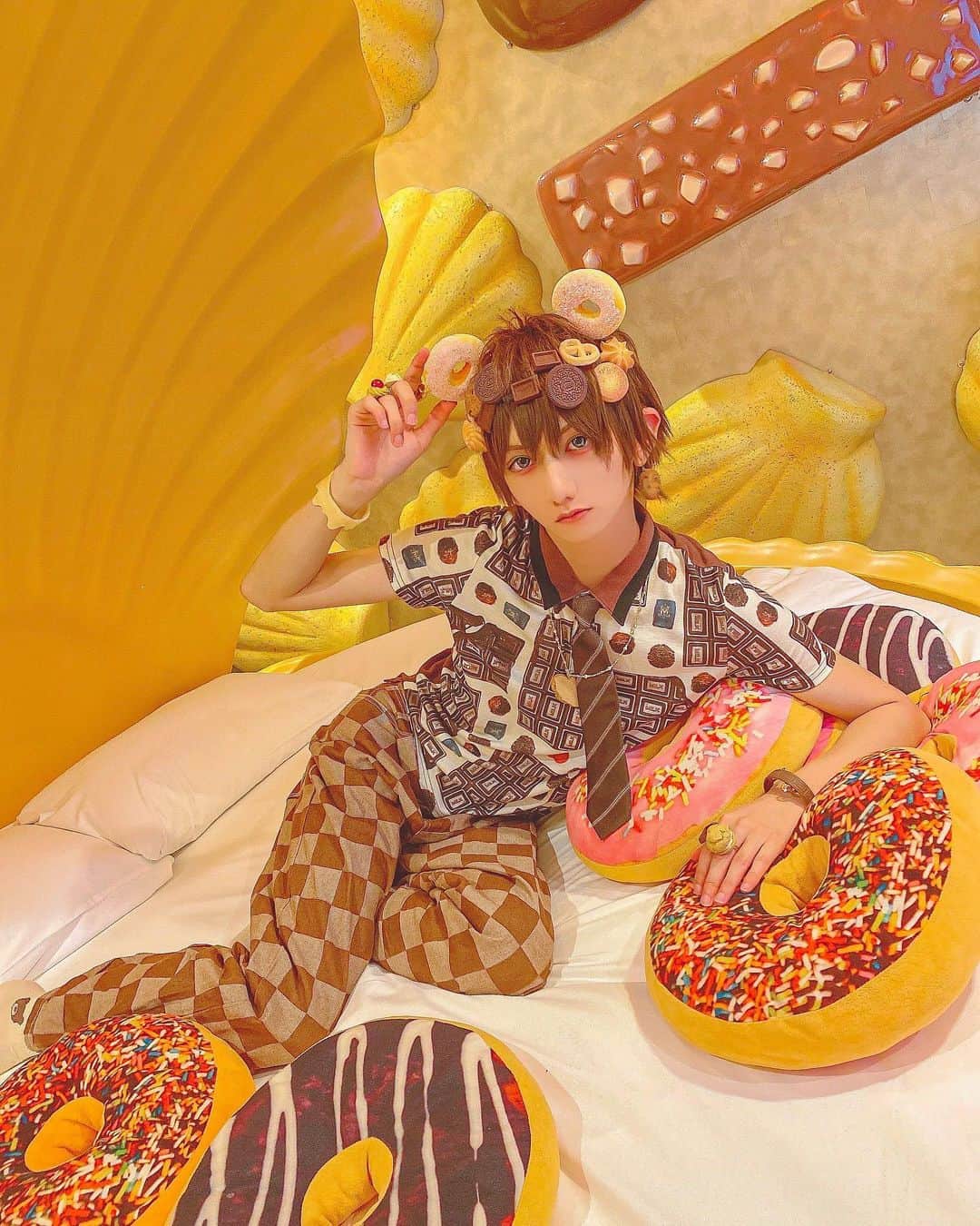 江崎びす子のインスタグラム：「念願のお菓子のホテルきたー！✨  マドレーヌのベッド最高ですわ🥹」