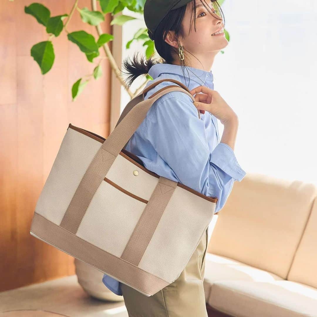 のインスタグラム：「・ 【公式限定】 SCOTCH GRAIN スコッチグレイン ロングハンドル トートバッグ L ⁡ 《たっぷり入るから、肩掛けがうれしい》 カジュアルな中に洗練された表情が光る大人気の「スコッチグレイン」シリーズのLサイズから、肩掛け可能なロングハンドルタイプが待望の商品化! 従来のモデルよりもハンドル間の距離を広く取ったことで、ストレスなくゆったりと肩に収まります。 直営オンラインストア限定展開。 ・・・・ ・・・・・・ ⁡ #スコッチグレインロングハンドルトートバッグL ⁡ ブラック/グレージュ/ペールベージュ/カーキブラウン ¥17,600(tax in) ⁡ @breath_official_ ⁡ #breath #breath_topkapi #ブレス #ブレストプカピ #トプカピ #bag #coordinate #fashion #japan #autumn #winter #トートバッグ」