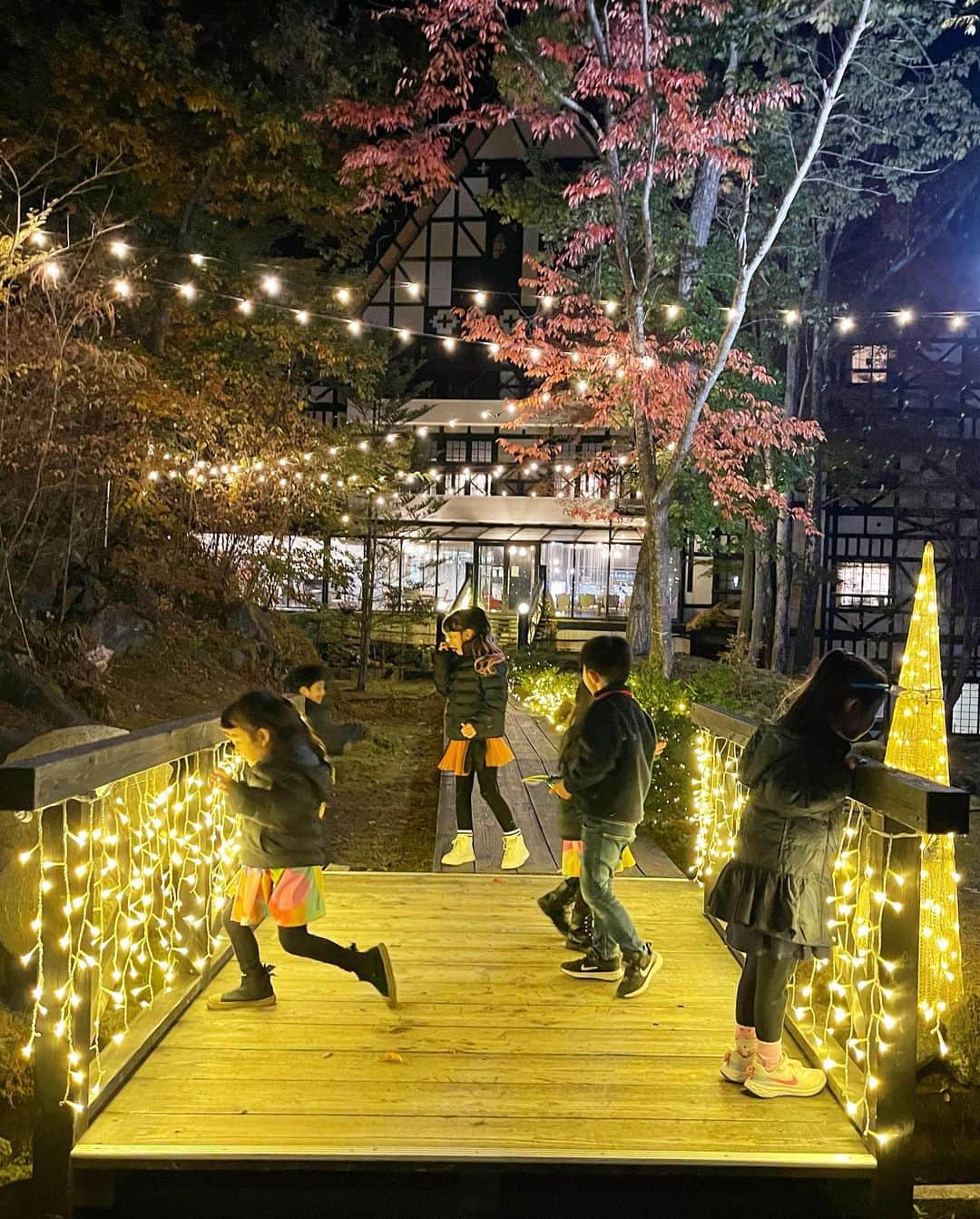 中村明花のインスタグラム：「. お友達と #軽井沢おもちゃ王国 のオフィシャルホテル #ホテルグリーンプラザ軽井沢 に宿泊してきました🏰 . 子供に優しいホテルで、他のお客さんも子連れの方が多いから、それだけでなんだかホッとしました☺️ お部屋は子供たちが喜びそうなメゾネットタイプのお部屋を予約したよ♪ ハロウィンイベント開催中ということで、仮装をしたり、お部屋にお菓子を隠して宝探しをしたり…夜は温泉に入って、皆と一緒に並んで寝たりと、大好きなお友達とずっと一緒にいられて皆嬉しそうにしていました♡ . 翌日はおもちゃ王国で沢山遊んで『最高の日だね♡』と娘も大喜び(*´︶`*) . 子供たちの笑顔が沢山見られて嬉しい旅行になりました♪ . . #ママ達にとっても楽しい時間🫶 #群馬生活 #martweekender  #家族で過ごす週末 #ときめく週末 #雑誌Mart」