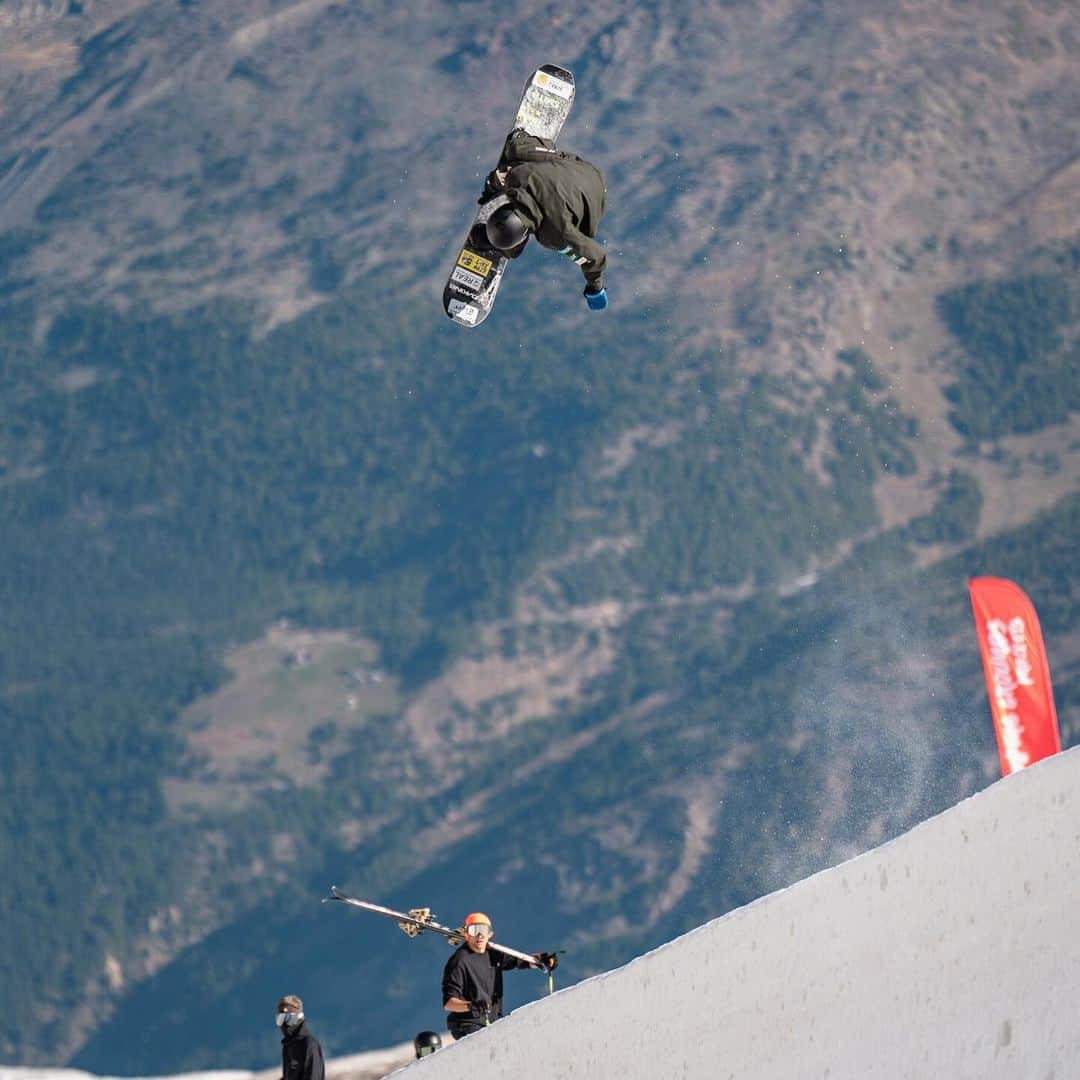 平野流佳のインスタグラム：「📷🚁  @thestompinggroundspark  @yonexsnowboards_japan @global_snow_design #smooth #ムラサキスポーツ #onitsukatiger #dakine  #smithoptics #dominatorwax #鎧武者 #paptuneup #シダス #hydroflask #hyperice  #高鷲スノーパーク  @personaltraining_real  @globalwifi_official」