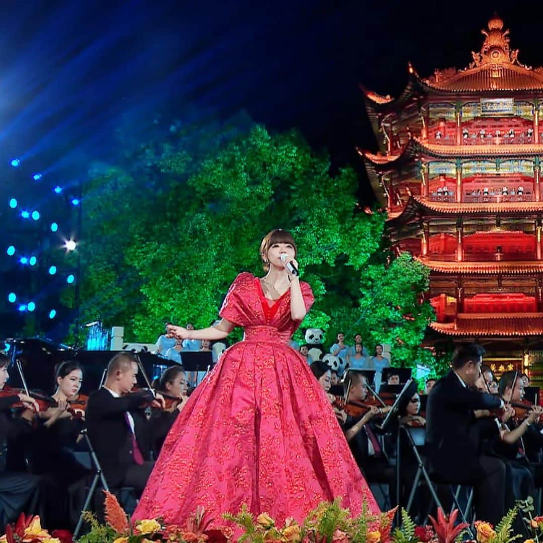 alanのインスタグラム：「オーケストラ✖️パンダ✖️赤いドレスの私。  Orchestra✖️ panda✖️ me in a red dress.  #alan  #阿兰 #阿兰达瓦卓玛  #阿蘭  #阿蘭達瓦卓瑪  #アラン  #パンダ  #panda」