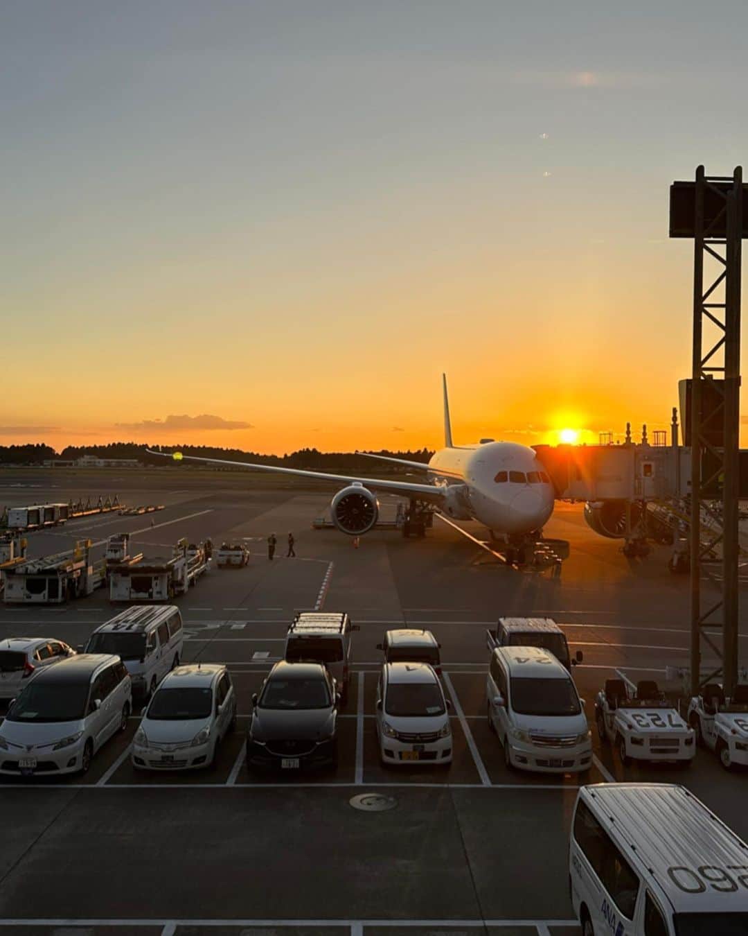 のインスタグラム：「綺麗な夕日。 行ってきます✈️  #ll_旅記録」