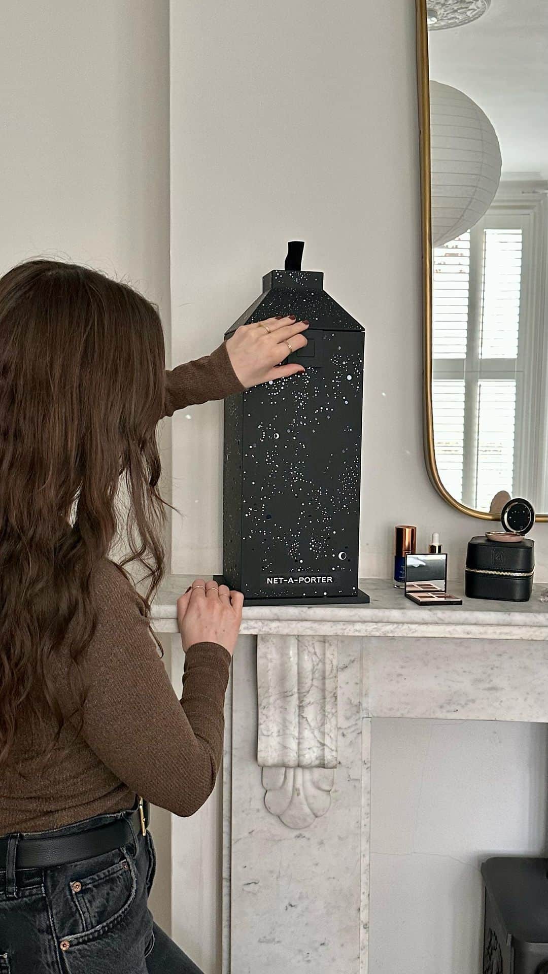 ネッタポルテのインスタグラム：「AD | The Ultimate Gift Set from @netaporter is available now! 15 gifts - 10 full-size and miniature beauty items and 5 style, home and jewellery pieces - housed in a gorgeous decorative lantern. It’s *the* advent calendar of the year for me.」